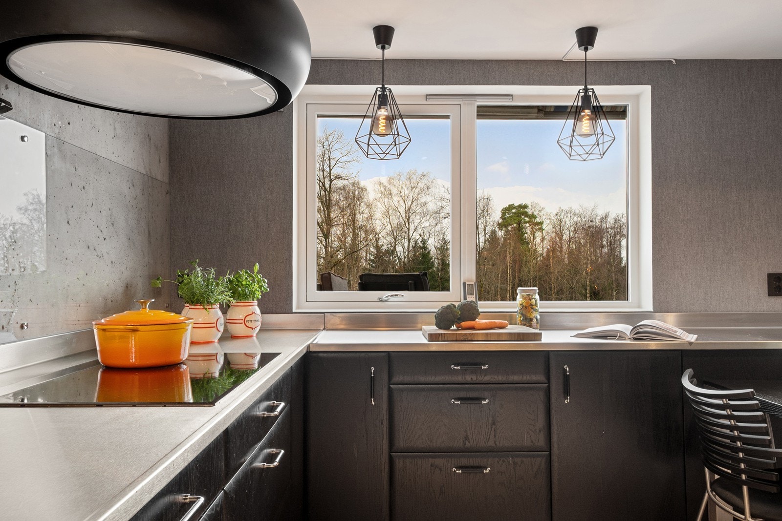 Sortbeiset eik er kombinert med børstet stål og original Selvaag-betong, med smarte løsninger som sjalusidør og ekstra dybde på benkeplate. Galleribilde