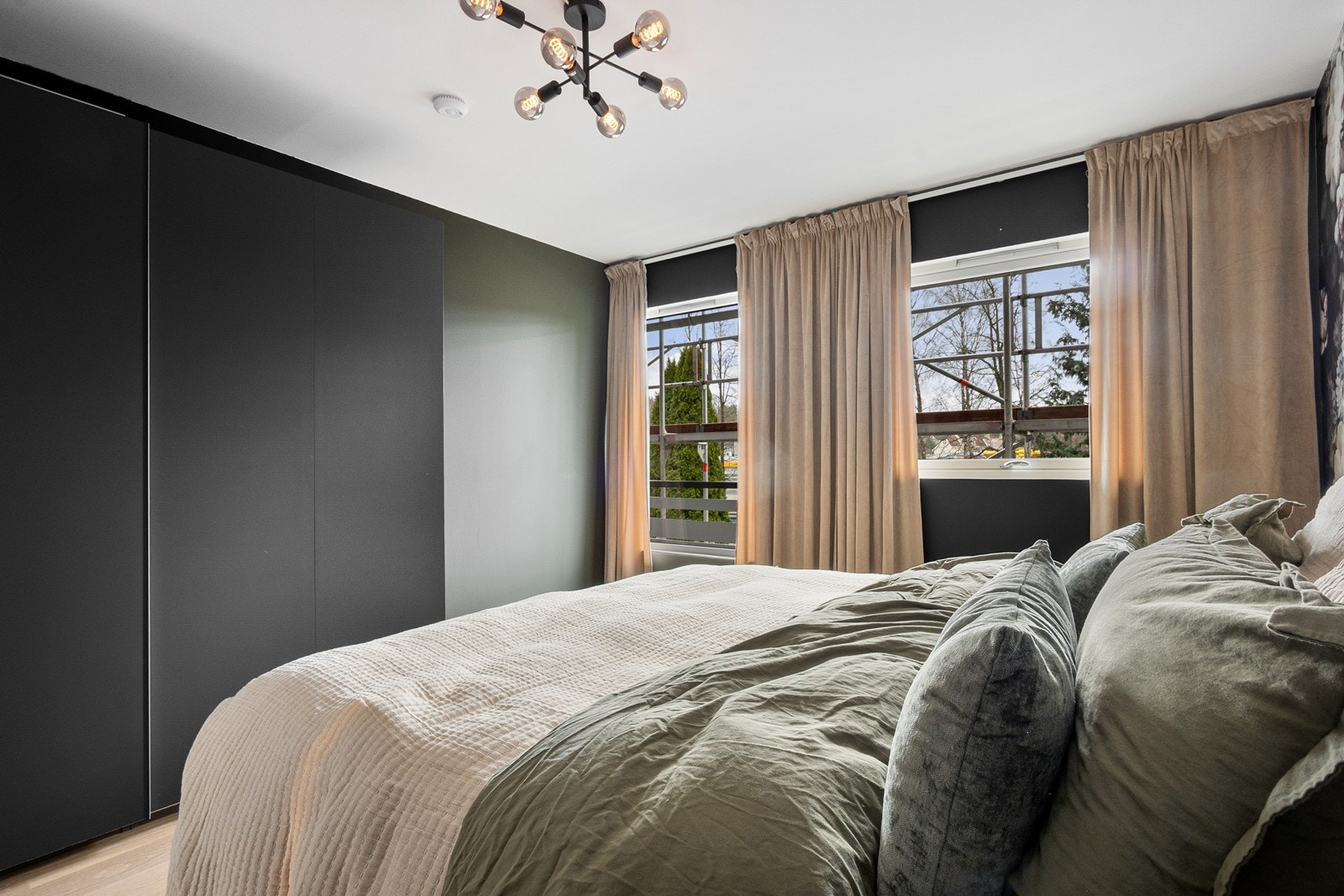 Det er oppbevaringsmuligheter i garderobeløsninger på begge soverom. Galleribilde