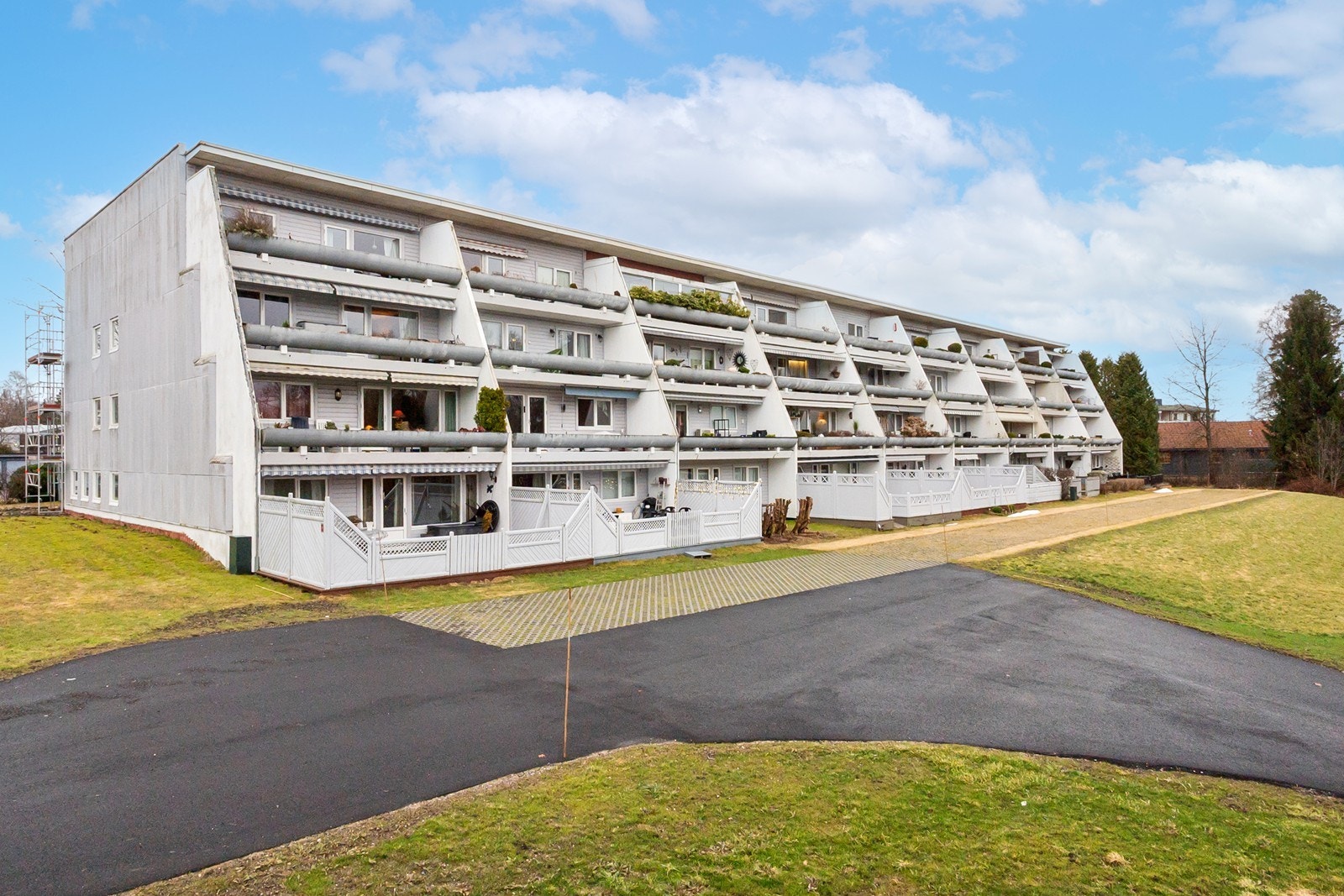Leiligheten har fin beliggenhet i et landlig, men samtidig sentralt boligområde med grønne omgivelser. Galleribilde