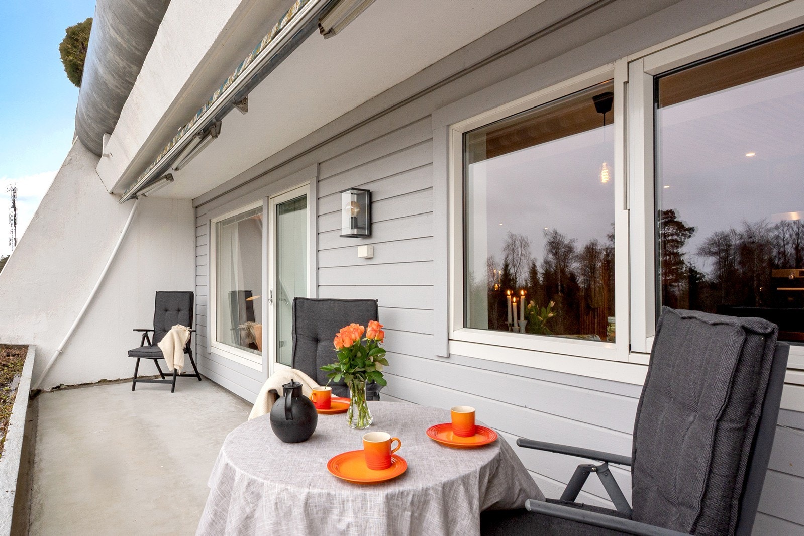 Veranda på 14 kvm er sydvestvendt med gode solforhold hele dagen. Galleribilde