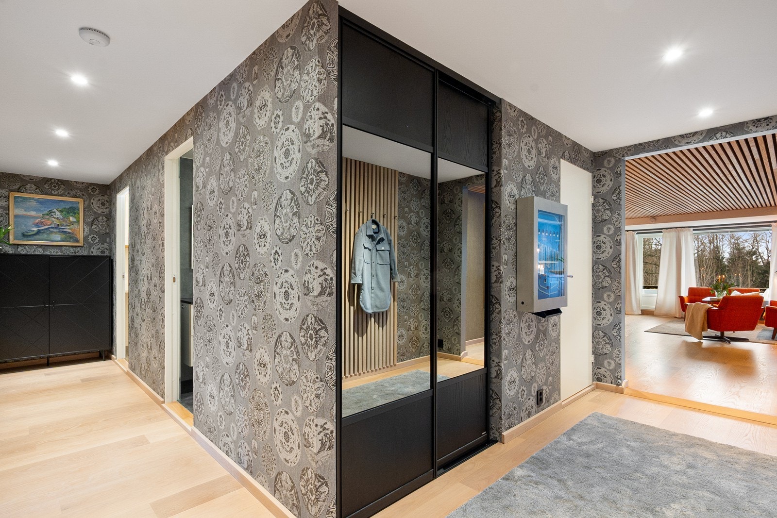 Skyvedørsgarderobe fra Langlo med integrert belysning gjør det enkelt med orden i ytterklærne. Galleribilde