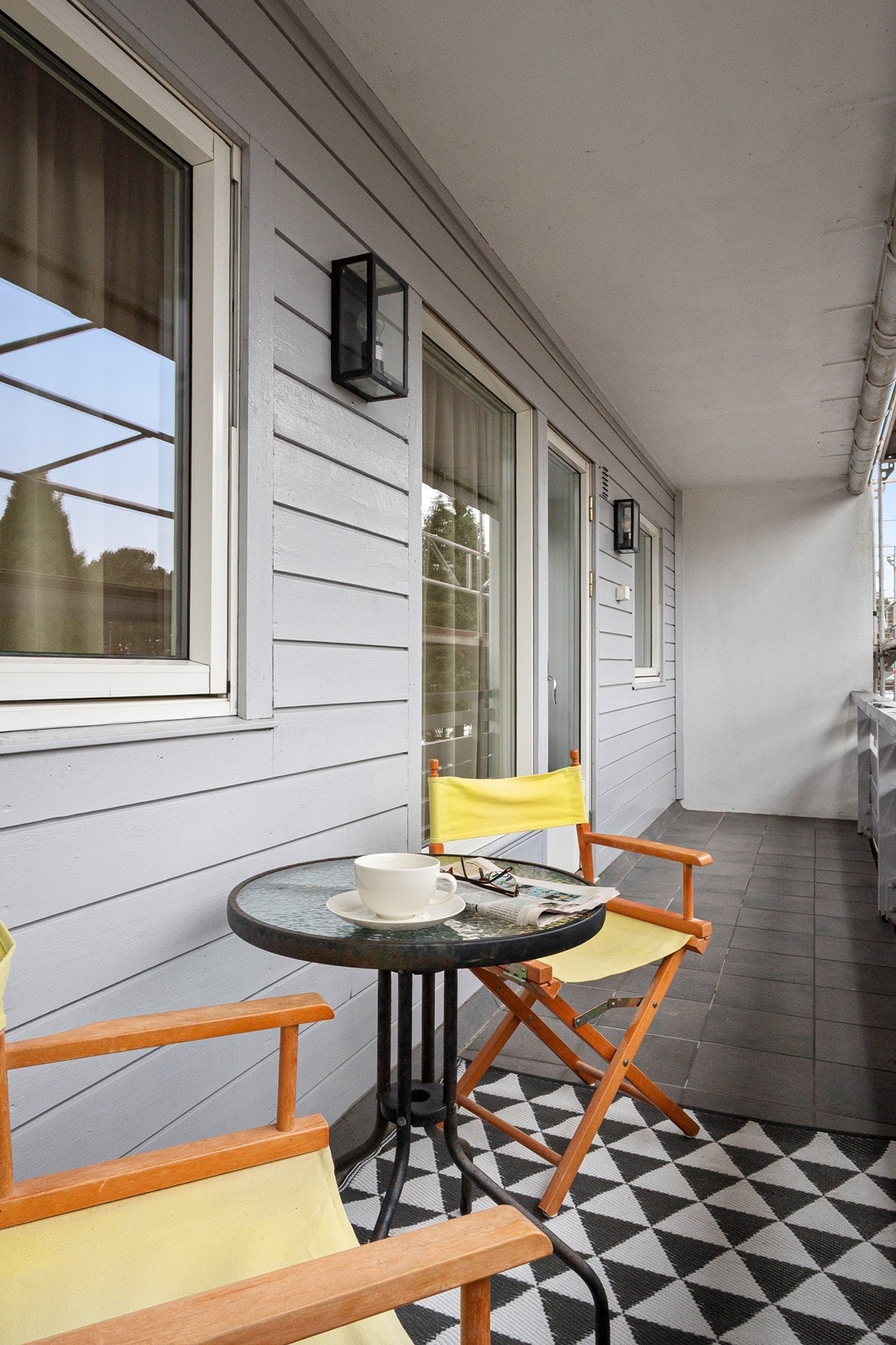 Veranda ved soverom er ypperlig for å nyte en kopp kaffe i morgensolen eller ta frokosten ute. Galleribilde