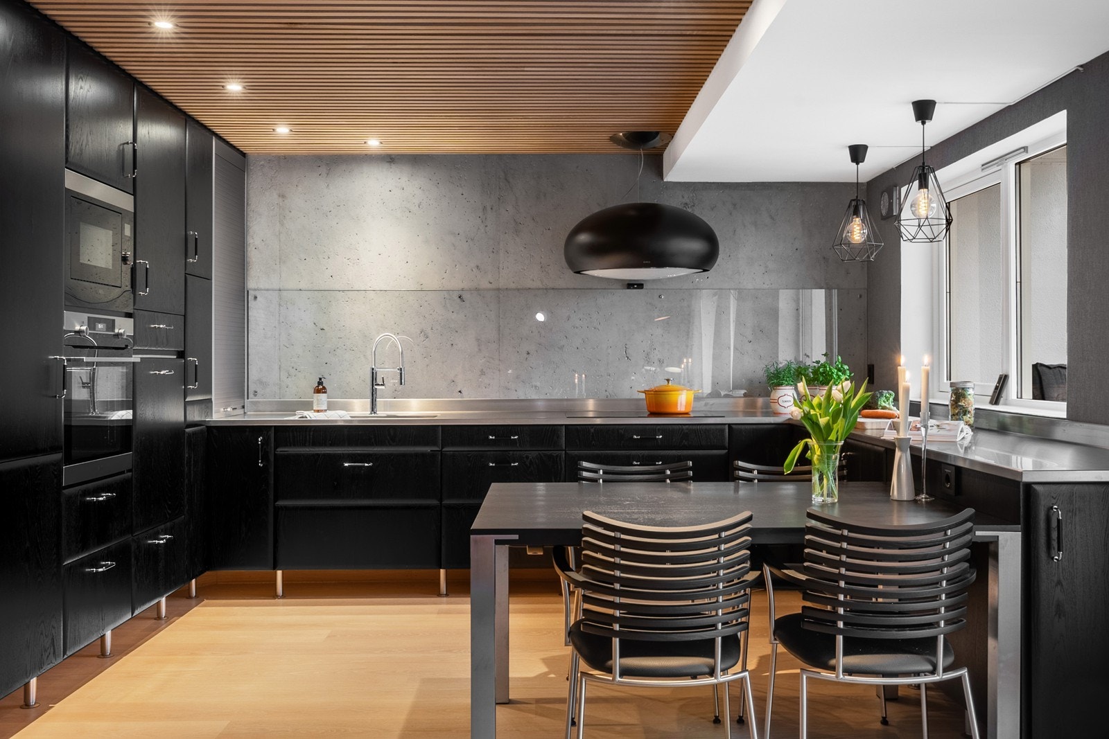 Innredningen har stålben i forkant og eikesokkel like bak som er skråstilt i hjørner for enkel rengjøring. Galleribilde