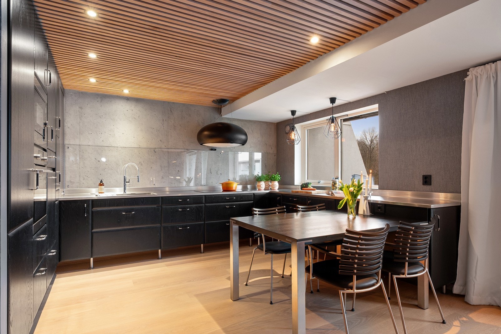 Marbodal kjøkkenet fra 2022 er et tydelig element i boligen, med spennende materialbruk og et uttrykk som skiller seg ut. Galleribilde