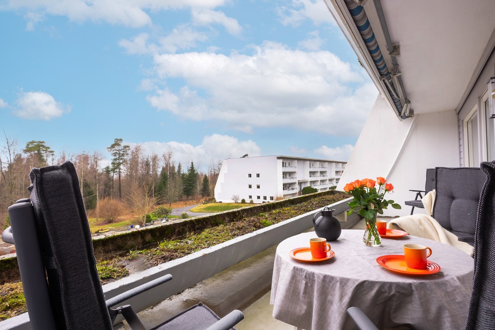 Her sitter du med landlig utsyn mot nærområdet og nærmest uten innsyn. Markiser fungerer, men duk anbefales skiftet. Galleribilde