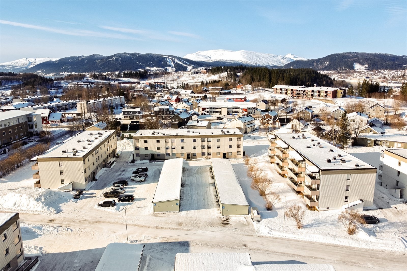 Parkering på borettslagets eiendom på oppmerkede parkeringsplasser. Garasje/motorvarmere tildeles etter venteliste. Galleribilde