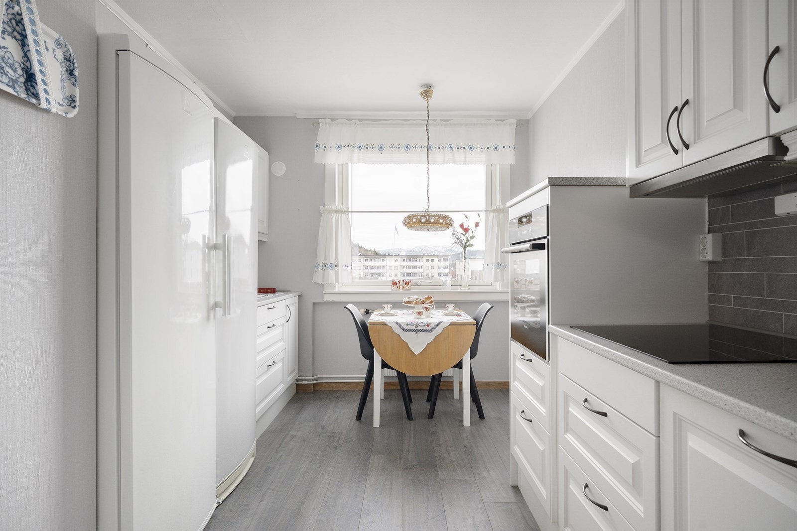 Velkommen til Krokveien 3B! En lys og koselig 3-roms leilighet fint beliggende i 2. etasje. Galleribilde