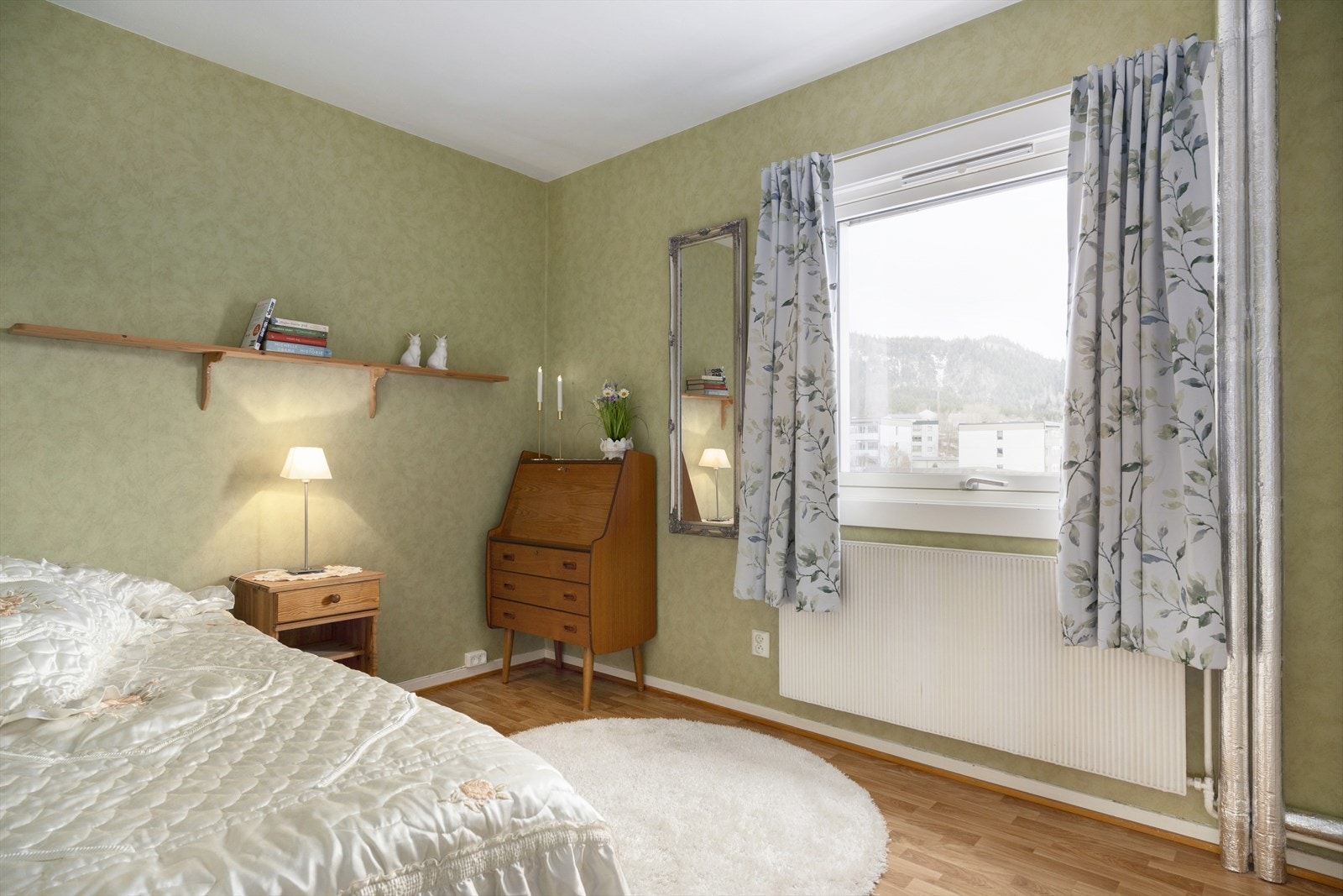 Det andre soverommet er også av god størrelse og har skyvedørsgarderobe. Galleribilde