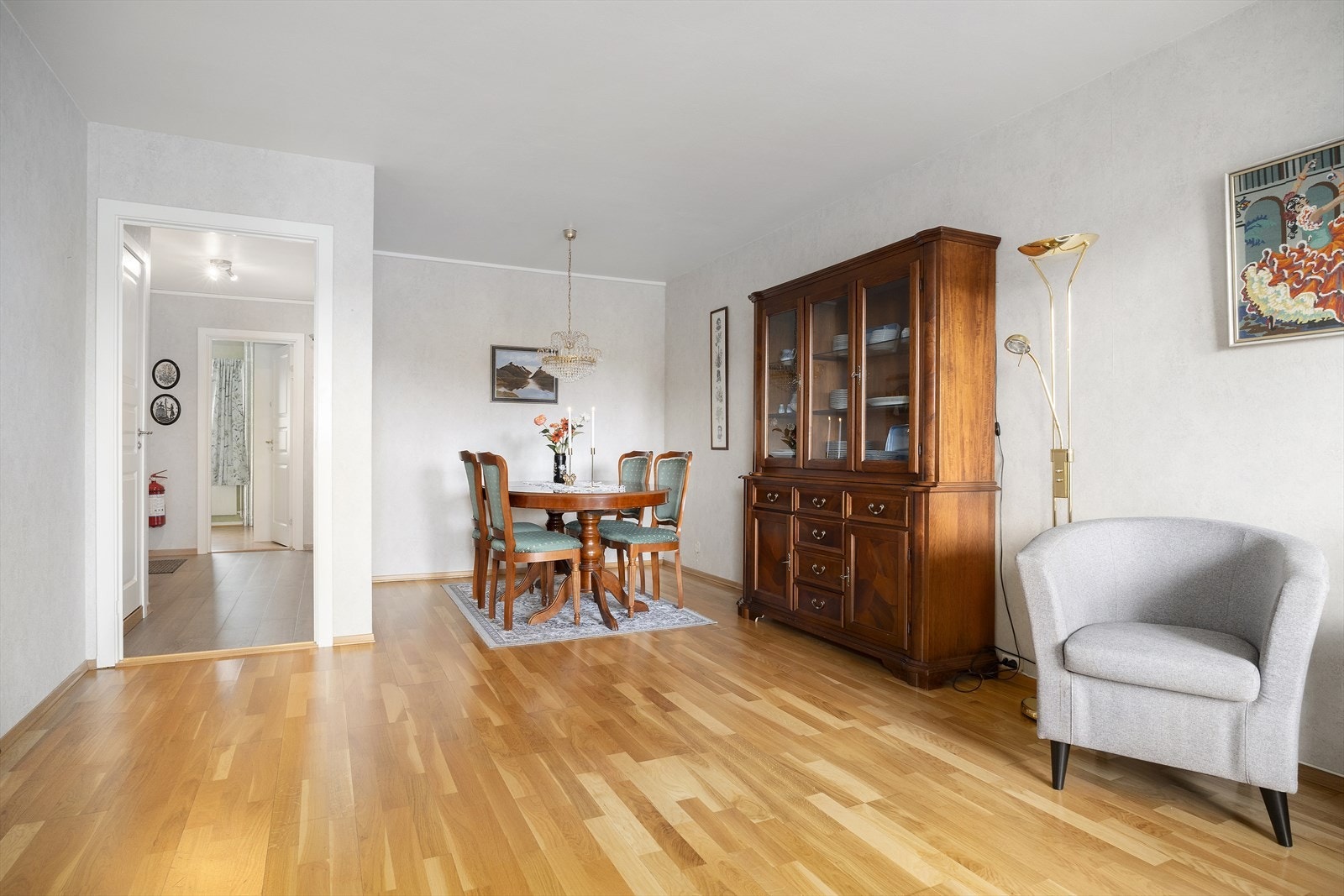 Leiligheten varmes opp med radiatorer via felles varmeanlegg i borettslaget. Oppvarming og stipulert strøm er inkludert i månedlige fellesutgifter. Galleribilde