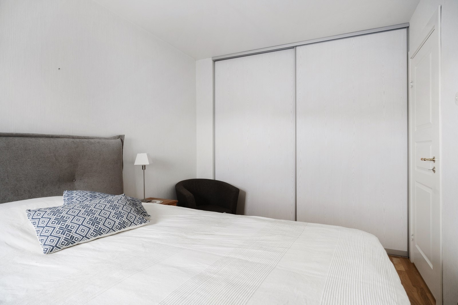 Hovedsoverommet er av god størrelse og har skyvedørsgarderobe. Galleribilde