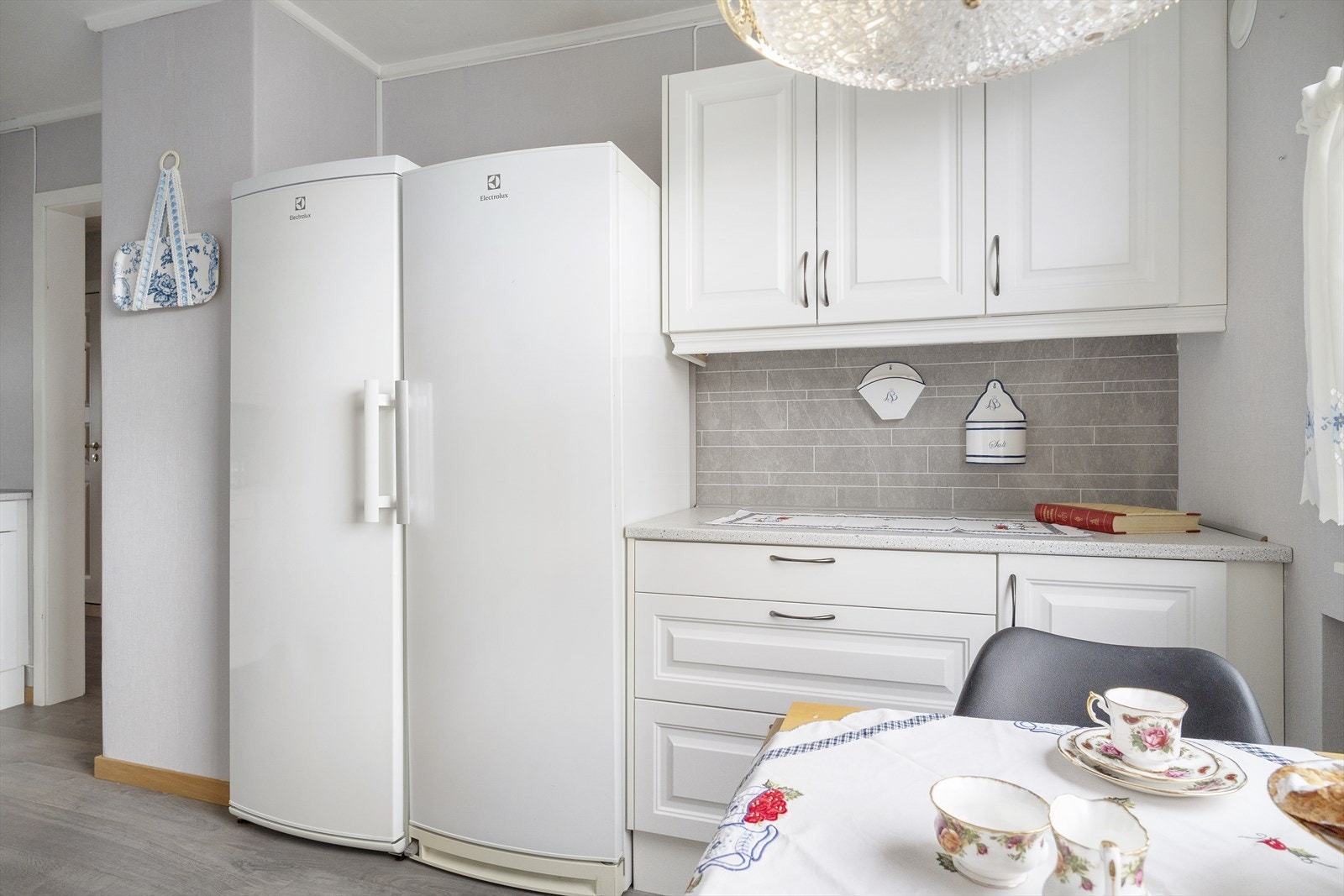 Integrerte hvitevarer som stekeovn, induksjonstopp og oppvaskmaskin medfølger i handelen. Galleribilde