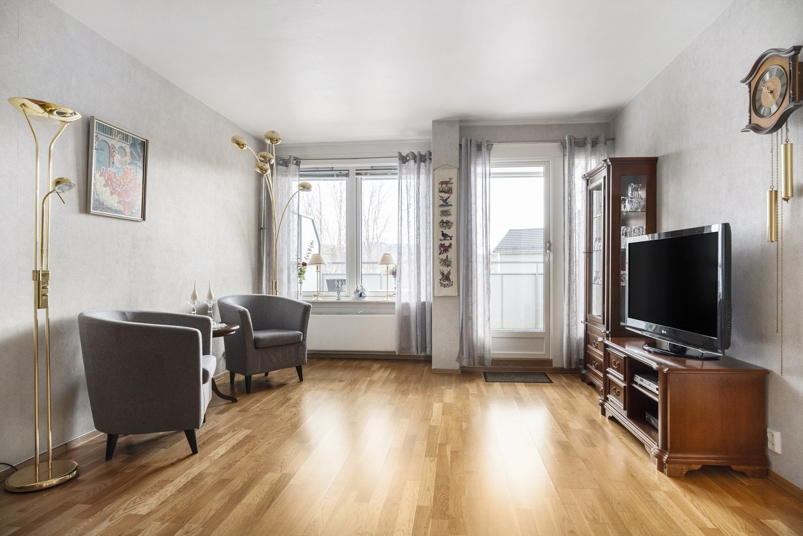 Fra stuen er det utgang til en praktisk takoverbygget balkong på ca. 9 m2. Galleribilde