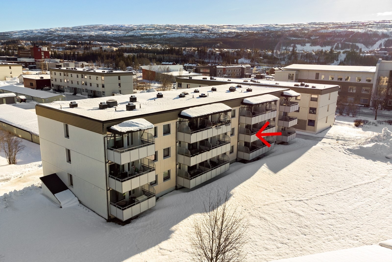 Fra stuen har du utgang til en vestvendt og usjenerende balkong på ca. 9 m2. Galleribilde