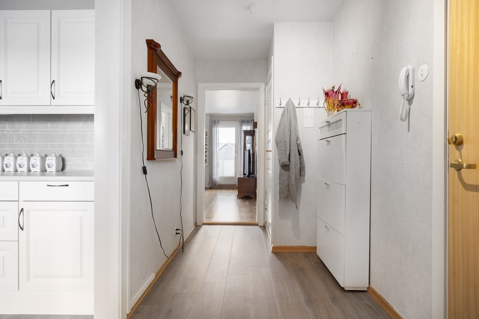 Velkommen inn! Gjester slipper du enkelt inn med porttelefon. Galleribilde