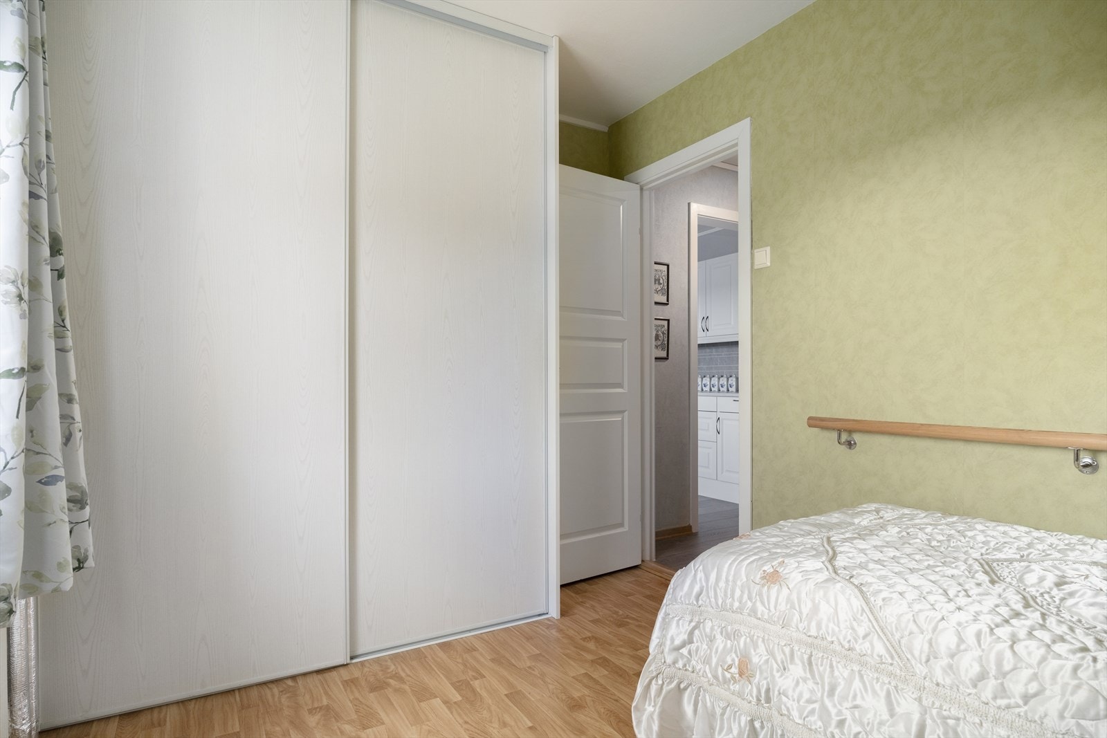 På Selfors og i gangavstand finner du blant annet dagligvarebutikk, barnehager, barneskole, blomsterbutikk, frisør og Rana Sykehus med legevakt. Galleribilde