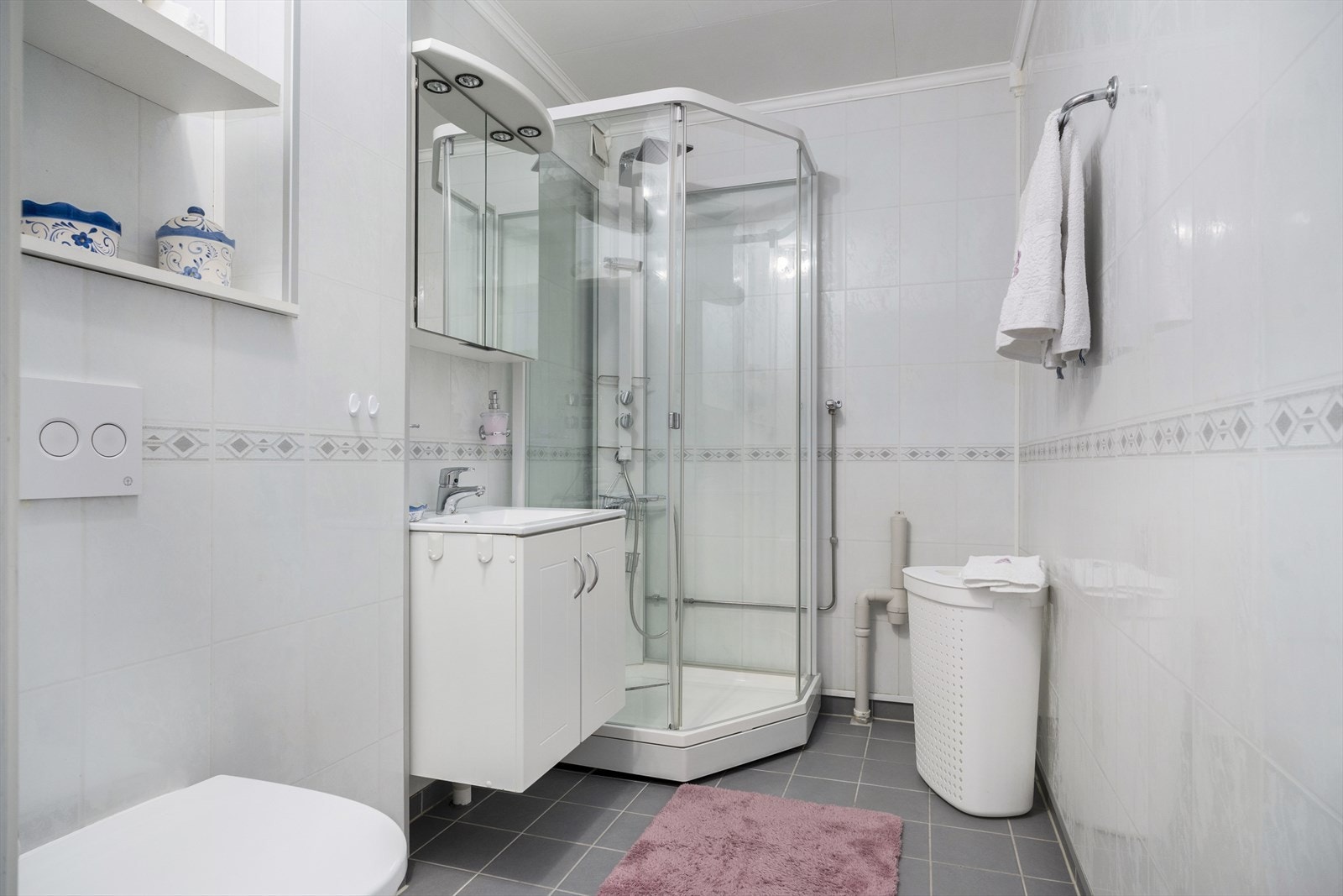 Badet ble oppusset i 2017. Rommet har gulvvarme og opplegg til vaskemaskin. Arbeidet er utført av Beleggsenteret, Rørco og Botn Elektro. Galleribilde