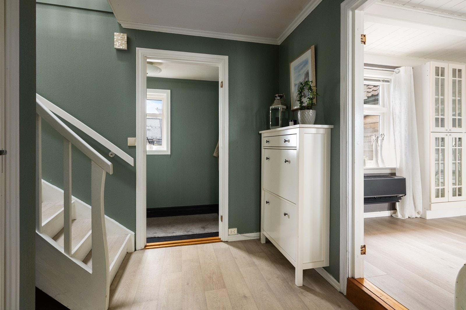 Stua har også nyere varmepumpe fra 2023 for en jevn og behagelig varme. Galleribilde