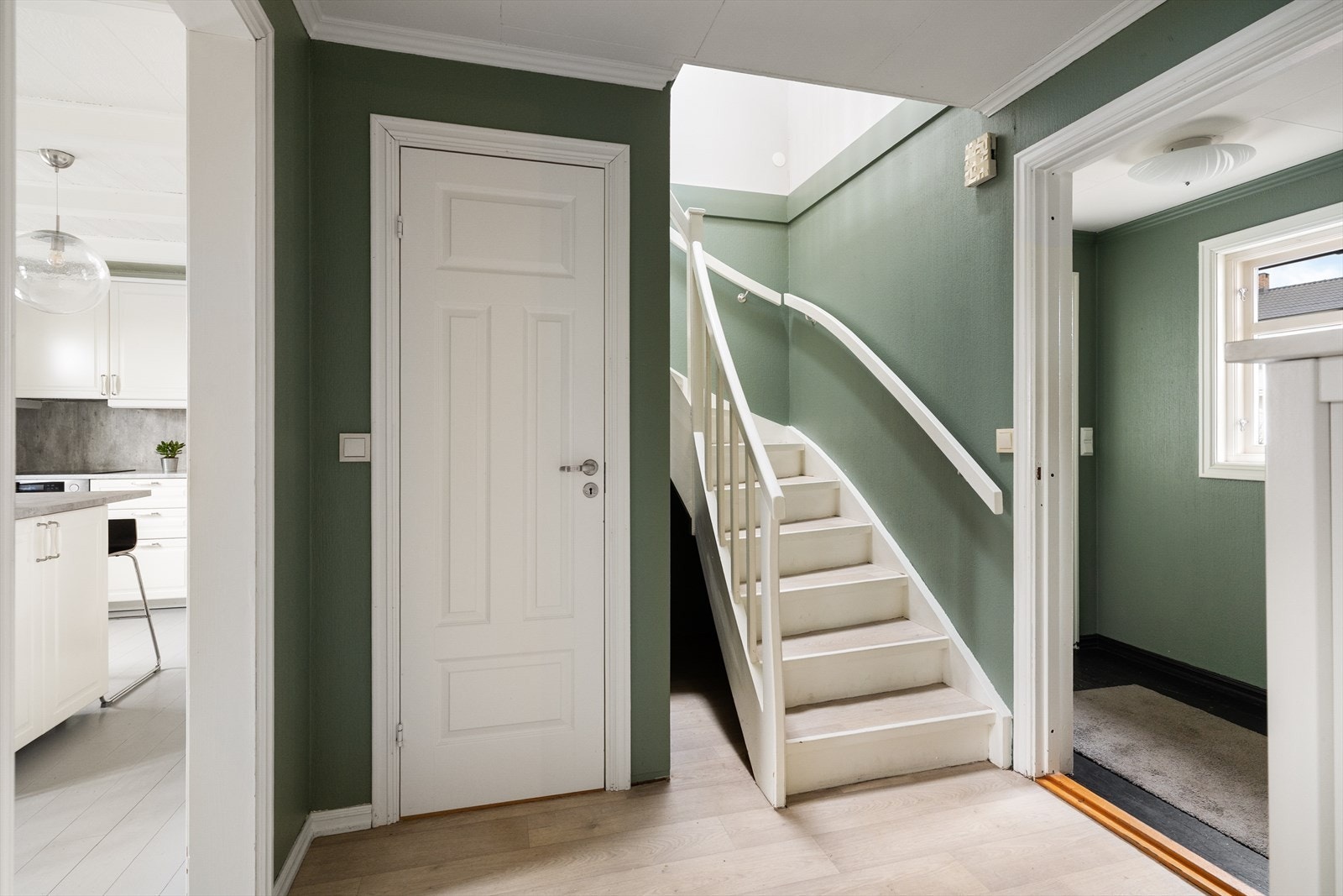 Her er det plass til mindre møblering, og det er malt trapp opp til 2. etasje som inneholder bl.a. loftstue, bad og soverom. Galleribilde