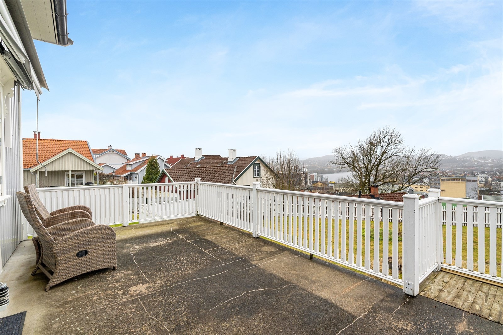 Fra eiendommen er det flott utsikt ned mot byen og vannspeilet på Hjellevannet. Galleribilde