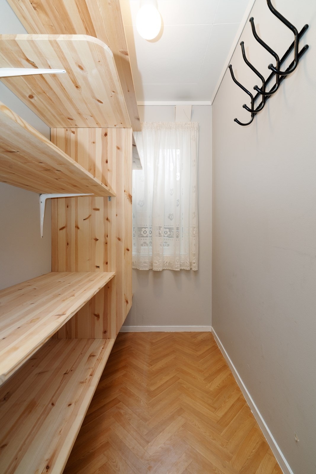 Inntil gangen er det eget bodrom med god hylleplass. Galleribilde