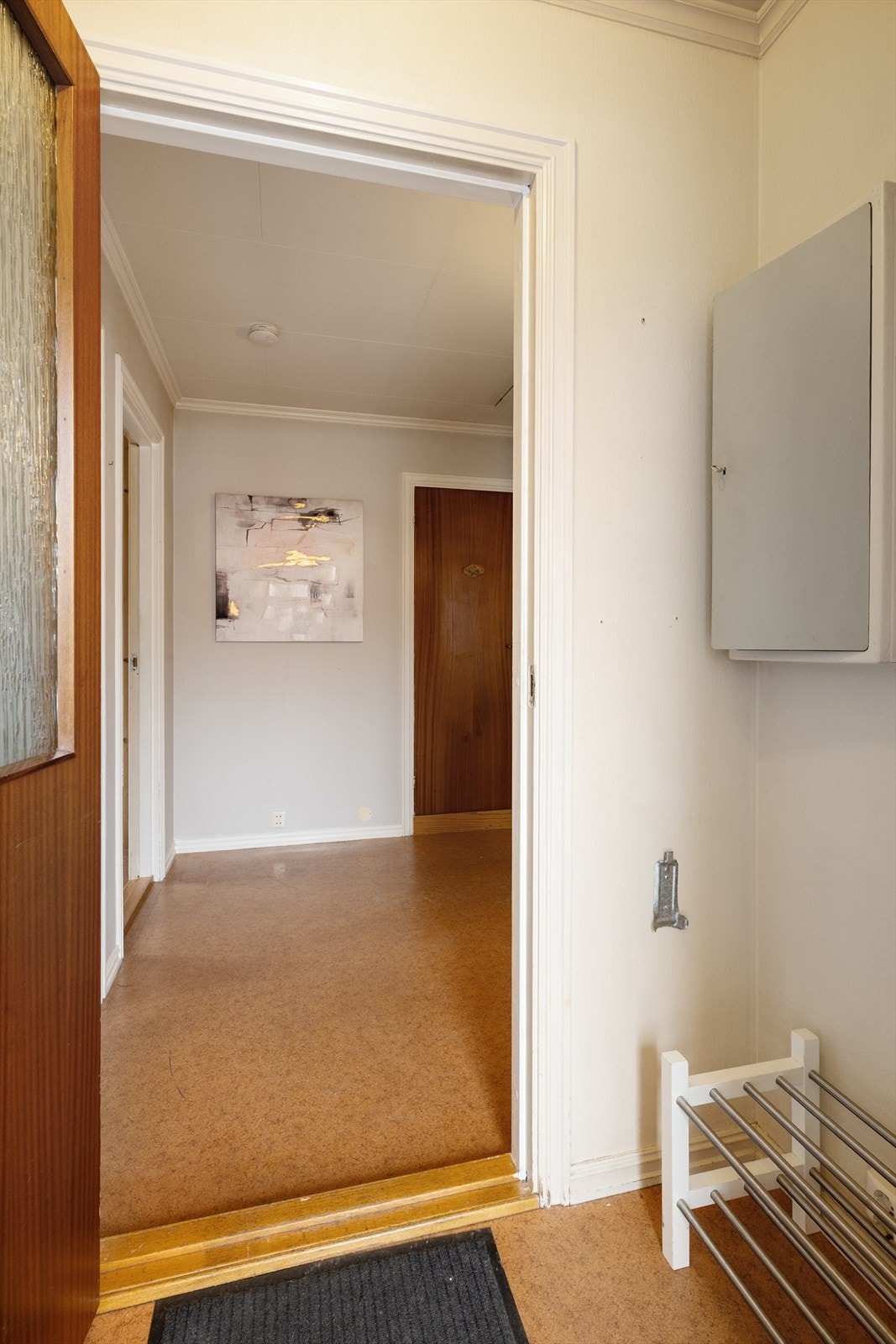 Hybelen har eget inngangsparti med romslige gangarealer. I gangen er det eget sikringsskap med egen måler. Galleribilde