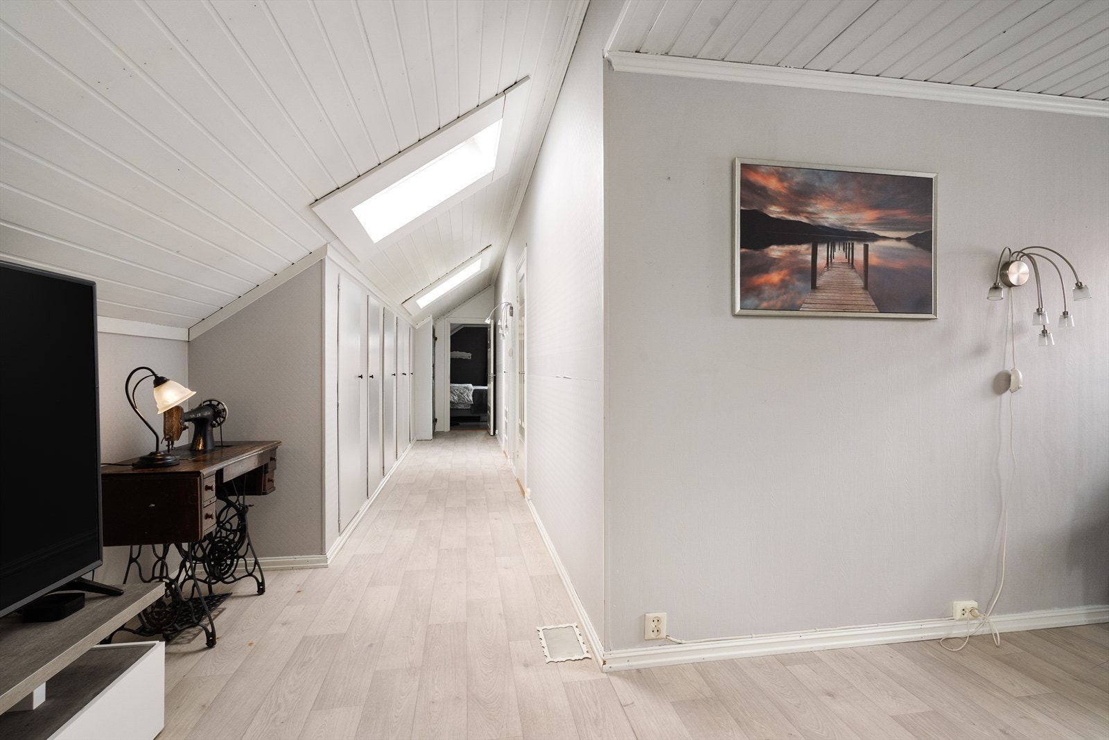 I forlengelse av loftstua er det soveromsgang hvor det er godt med oppbevaring i plassbygde garderobeskap. Galleribilde