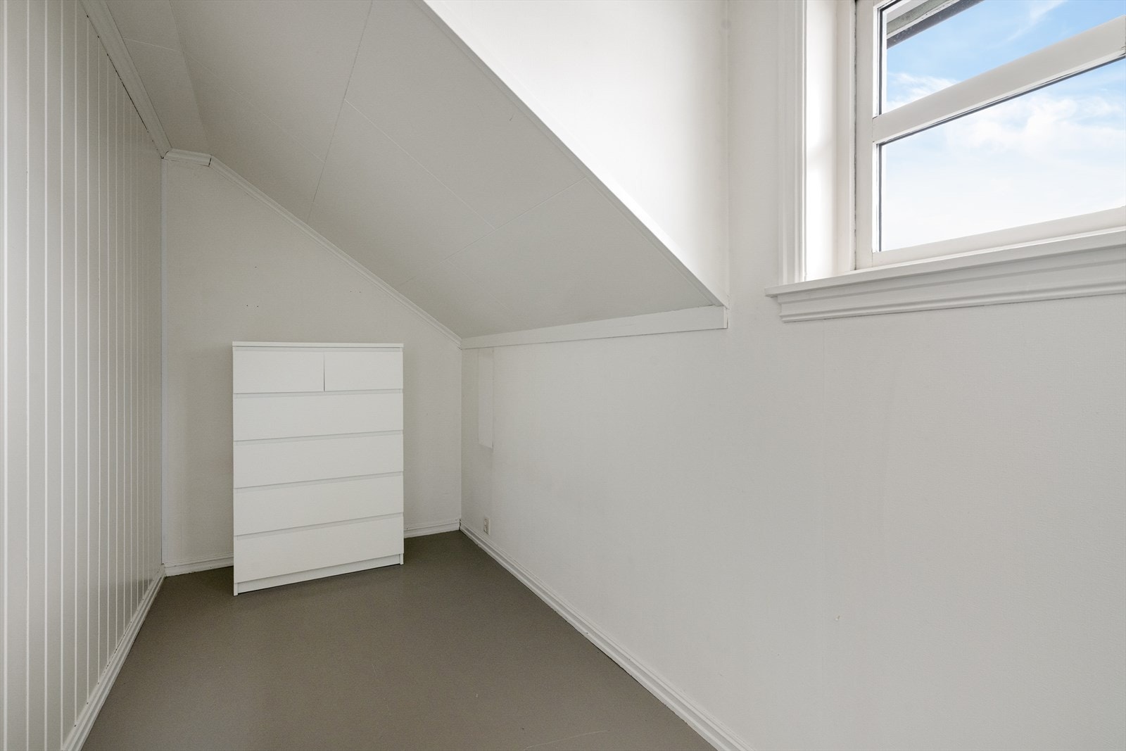 Inntil hovedsoverommet er det etablert et praktisk garderoberom. Hovedsoverommet vender mot syd, mens de to andre er vestvendte. Galleribilde