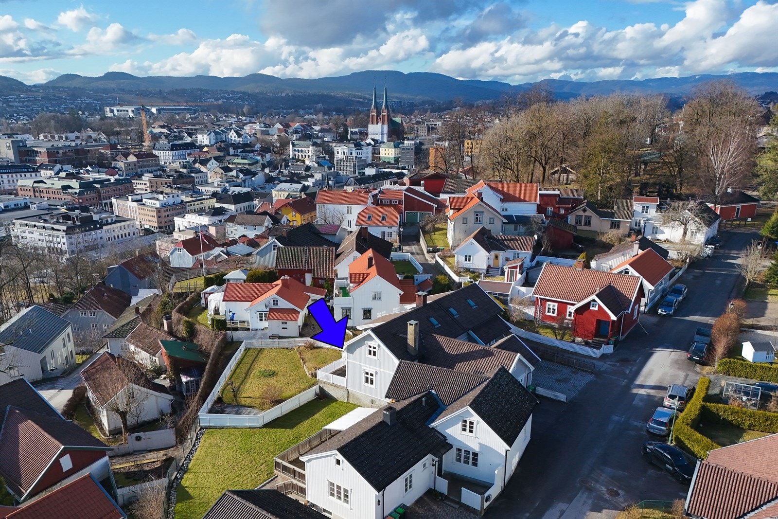 Nærhet til Brekkeparken (Fylkesmuseet) hvor det er hyggelige arrangementer som parkjazz, julemarked og konserter. Galleribilde