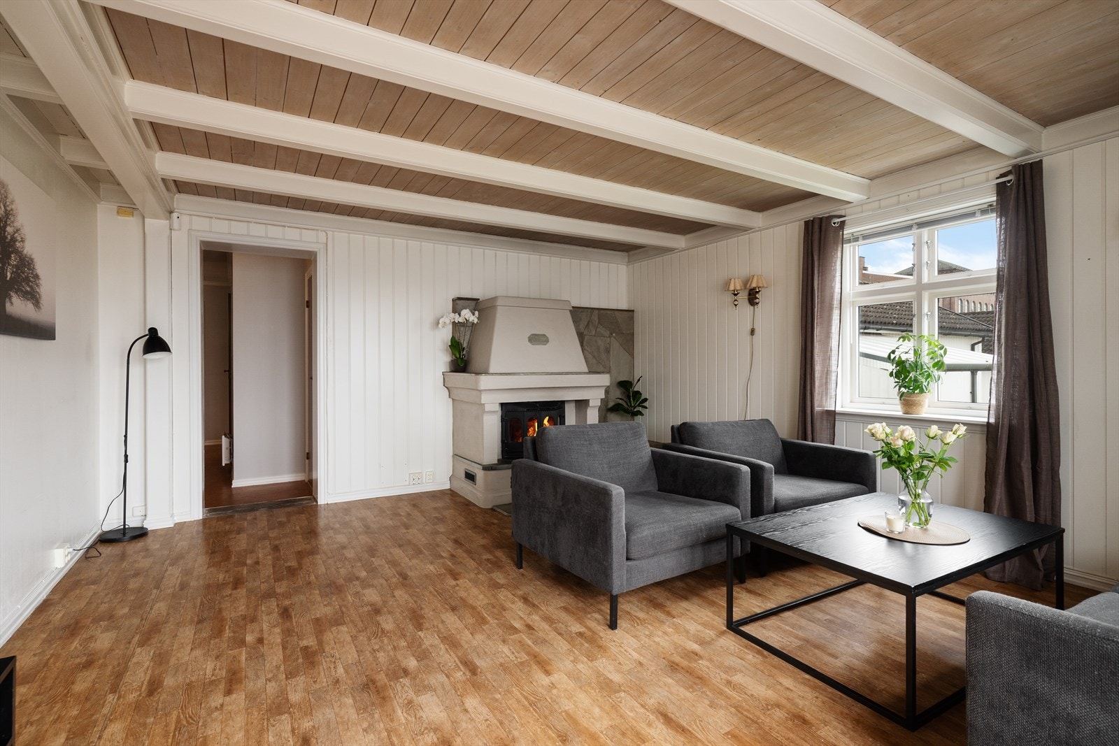 Stua har også en koselig peis med peisinnsats for lun varme på kjølige dager. Galleribilde