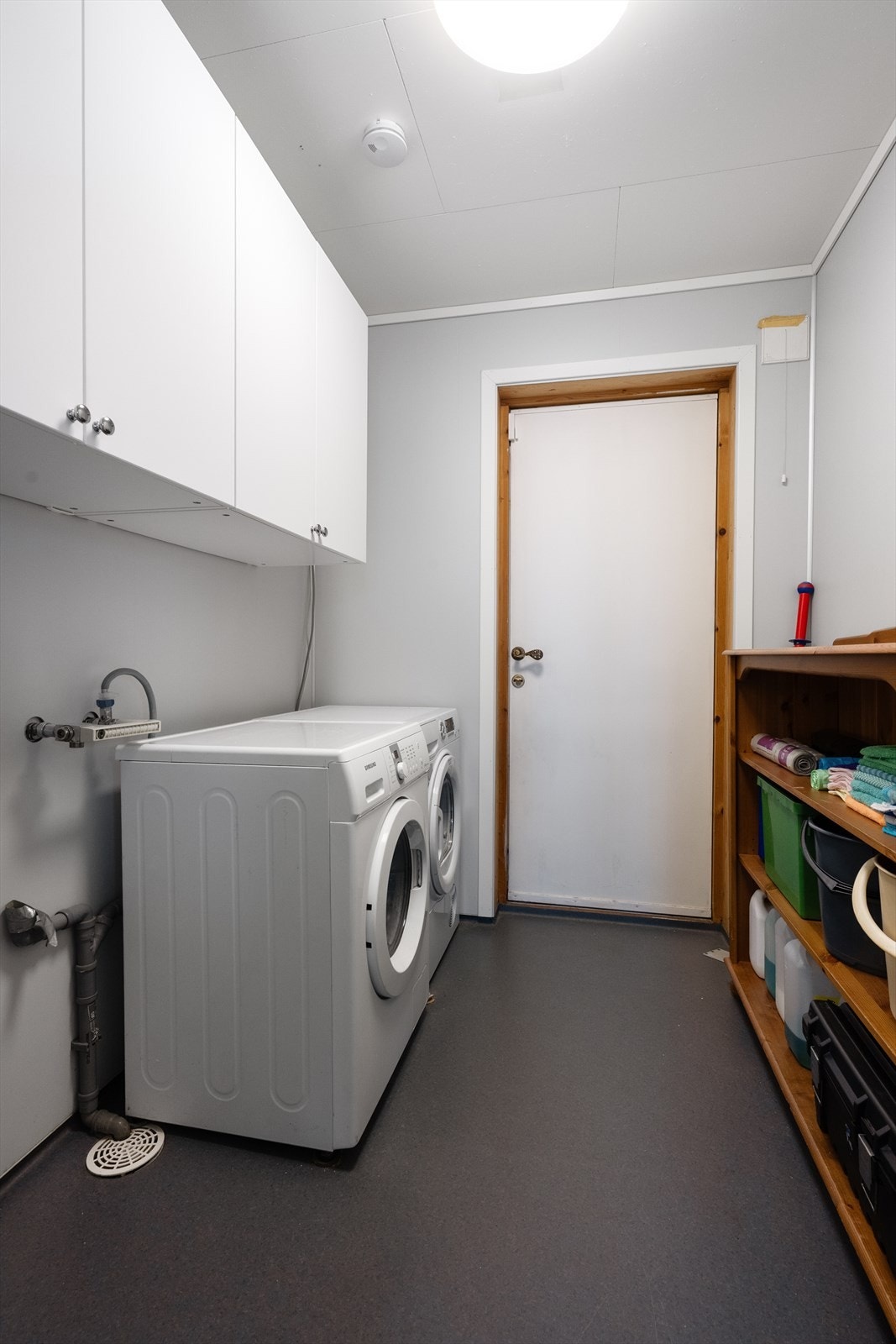 Vaskerommet er praktisk innredet med overskap til oppbevaring av diverse rengjøringsartikler. Opplegg for og plass til vaskemaskin og tørketrommel. Vaskerommet har gulvbelegg fra 2020, med varmekabler, og det er baderomsplater på veggene. Galleribilde
