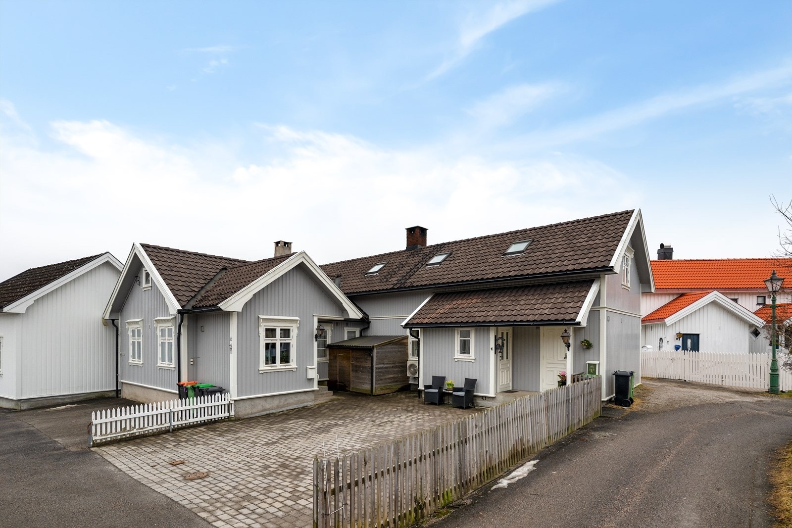 Enebolig med godkjent utleiedel og egen inngang sentralt beliggende på Bratsbergkleiva. Galleribilde