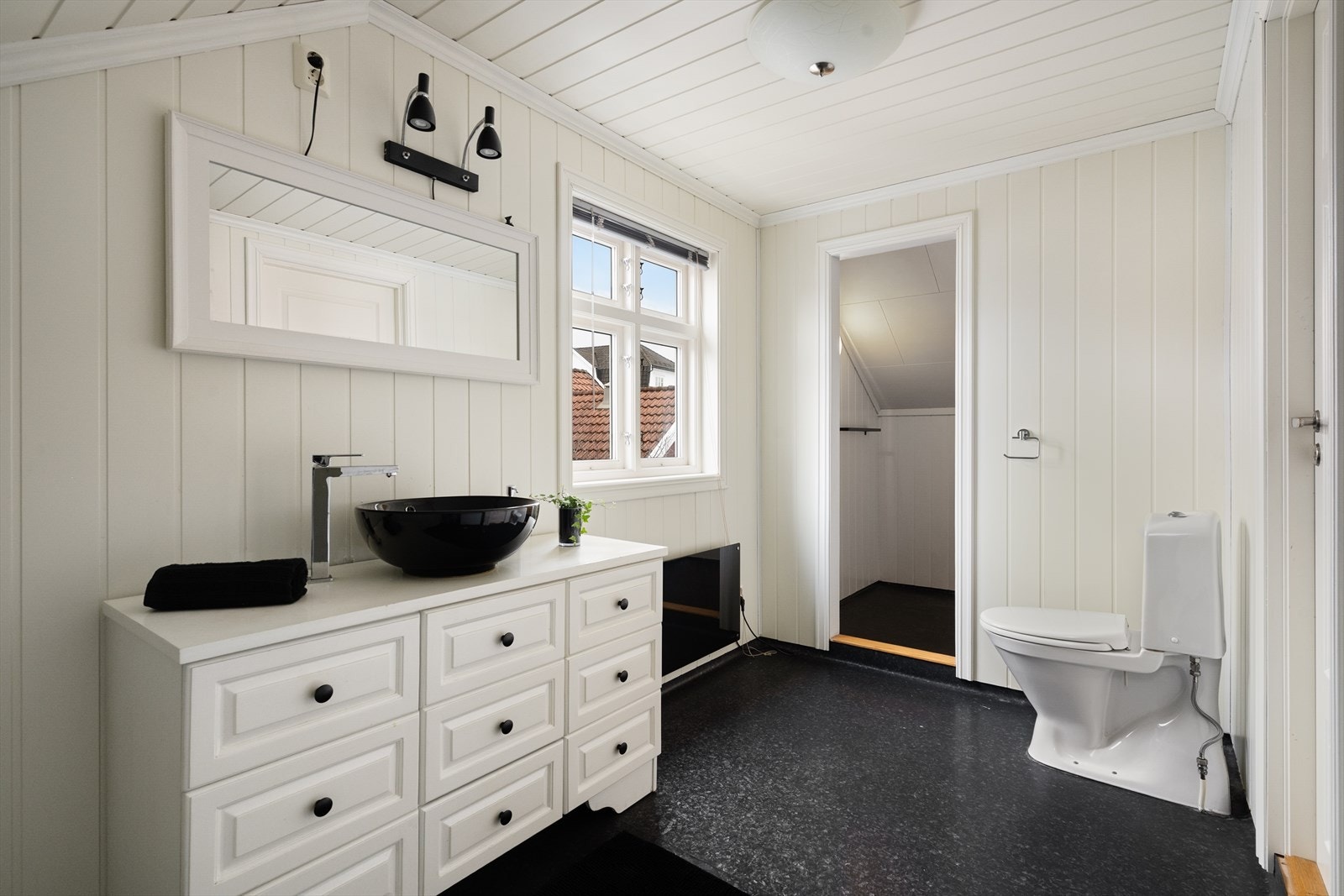 Badet har et stilrent design med gjennomførte sorte detaljer. Galleribilde