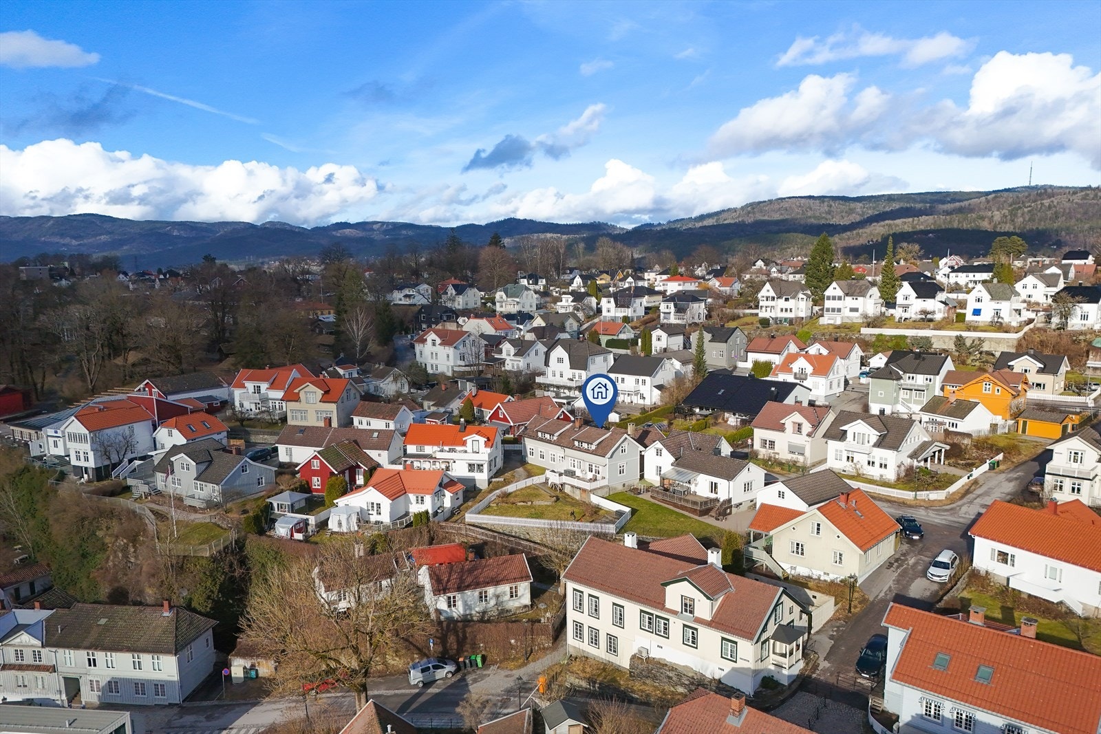 Takstein er vasket, renset og impregnert i 2024. Nytt kjøkken i hoveddel i 2016 og de fleste vinduer og verandadører er skiftet mellom 2014 og 2018. Galleribilde