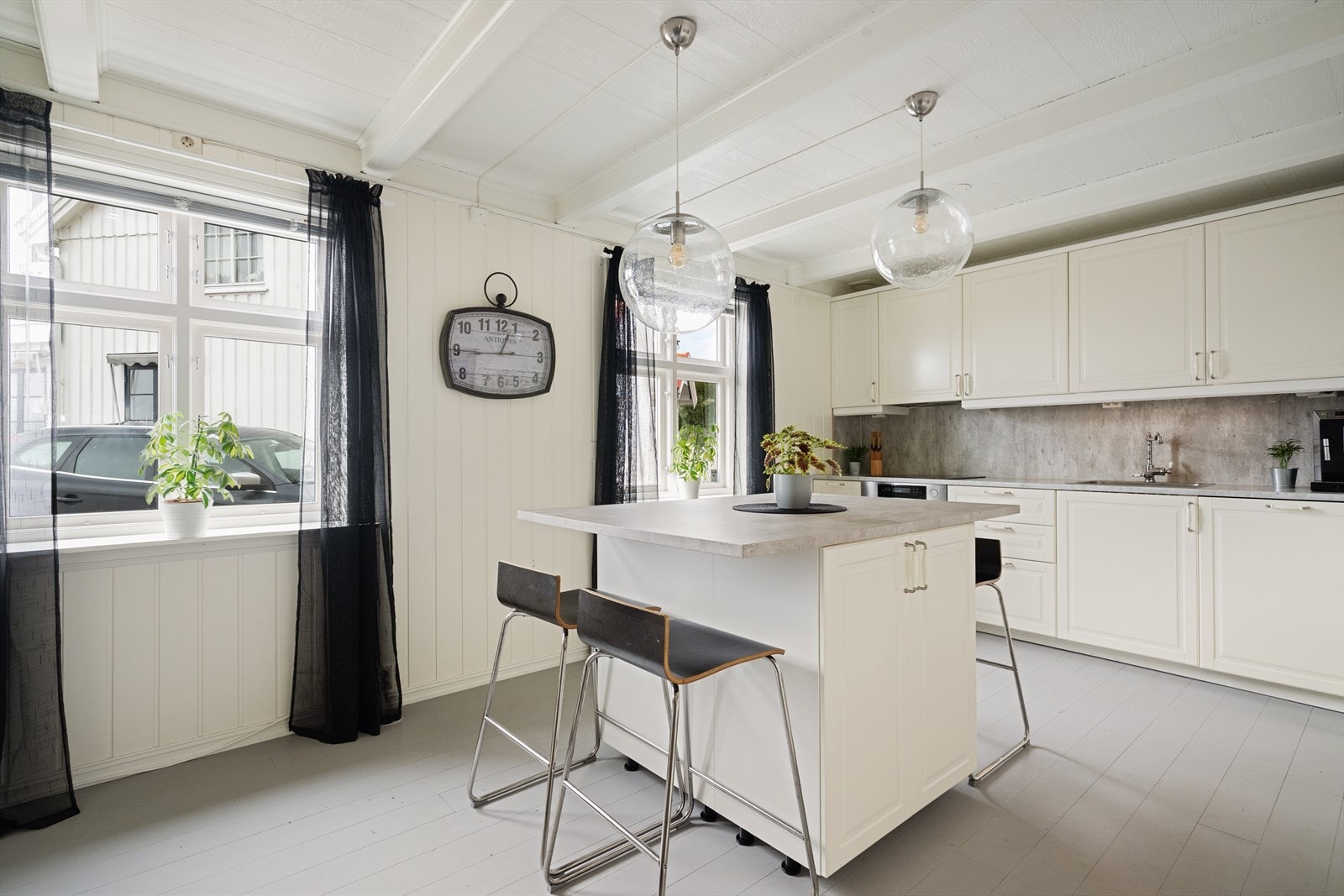 Boligen har et lyst og romslig kjøkken hvor kjøkkenøya med både sitteplasser og oppbevaringsplass sørger for god funksjonalitet. Galleribilde