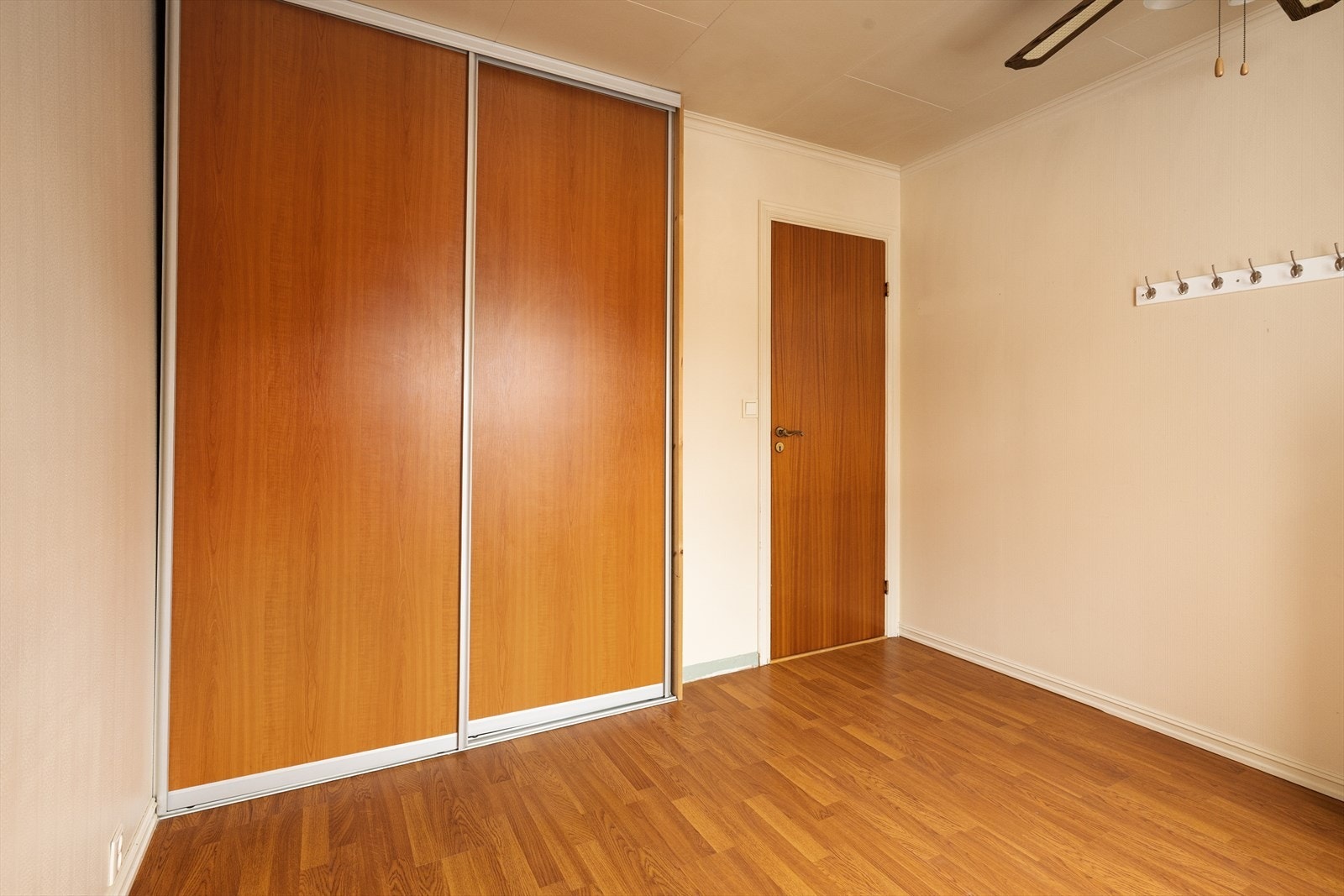 Soverommet har oppbevaringsplass i dobbel skyvedørsgarderobe. Galleribilde