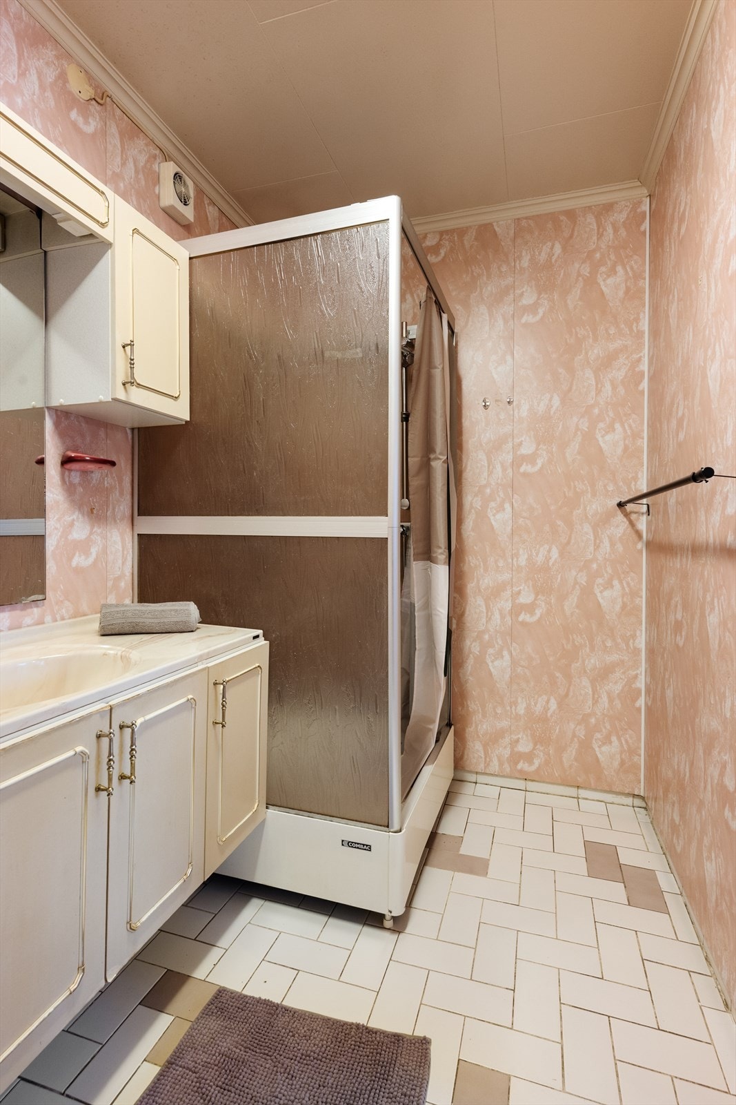 Badet har flislagt gulv med varmekabler og baderomsplater på veggene. Galleribilde