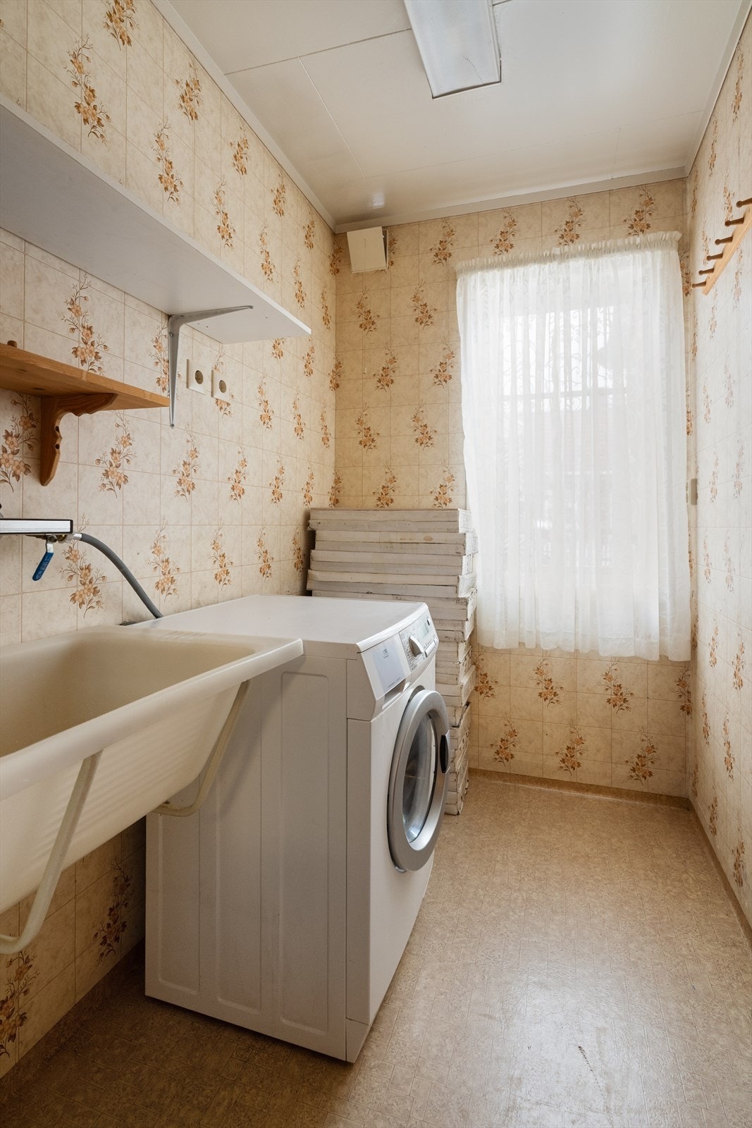 Også hybelen har eget vaskerom, med skyllekum og opplegg for vaskemaskin. Vaskerommet har belegg på gulvet og tapet på veggoverflatene. Galleribilde