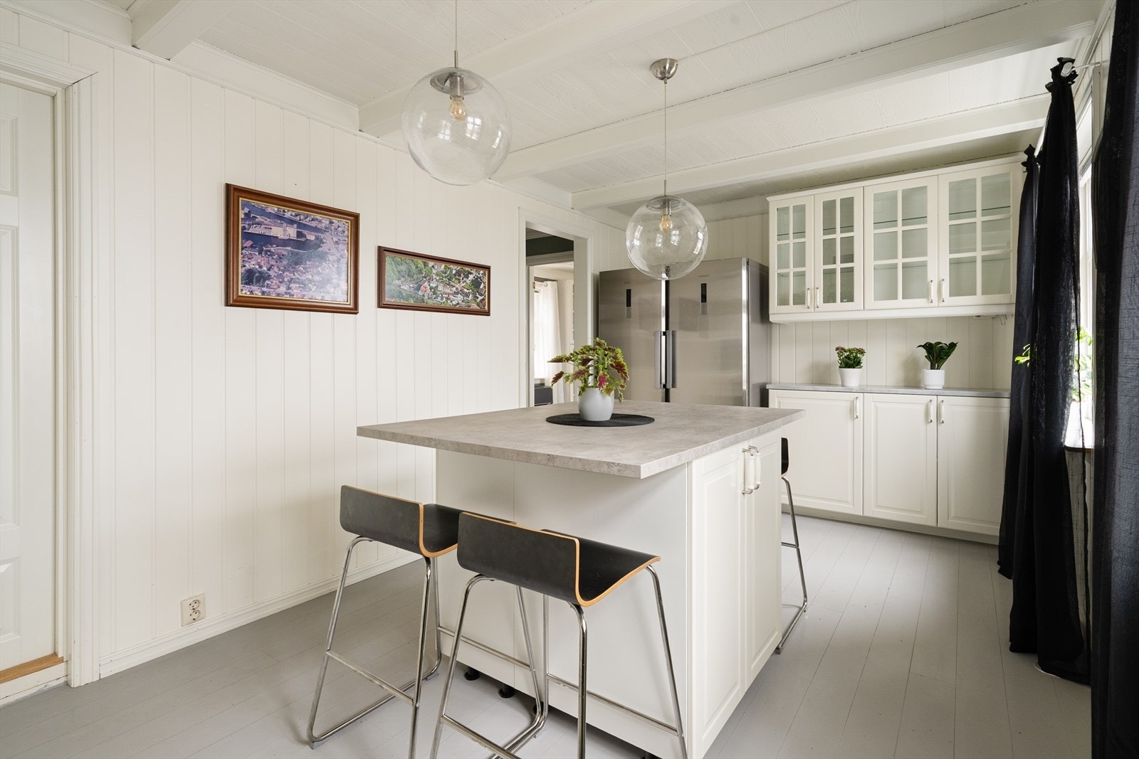 Det koselige kjøkkenet har innredning på to sider og har meget god oppbevaringsplass i skuffer og skap. Deilig varme i gulvet. Galleribilde