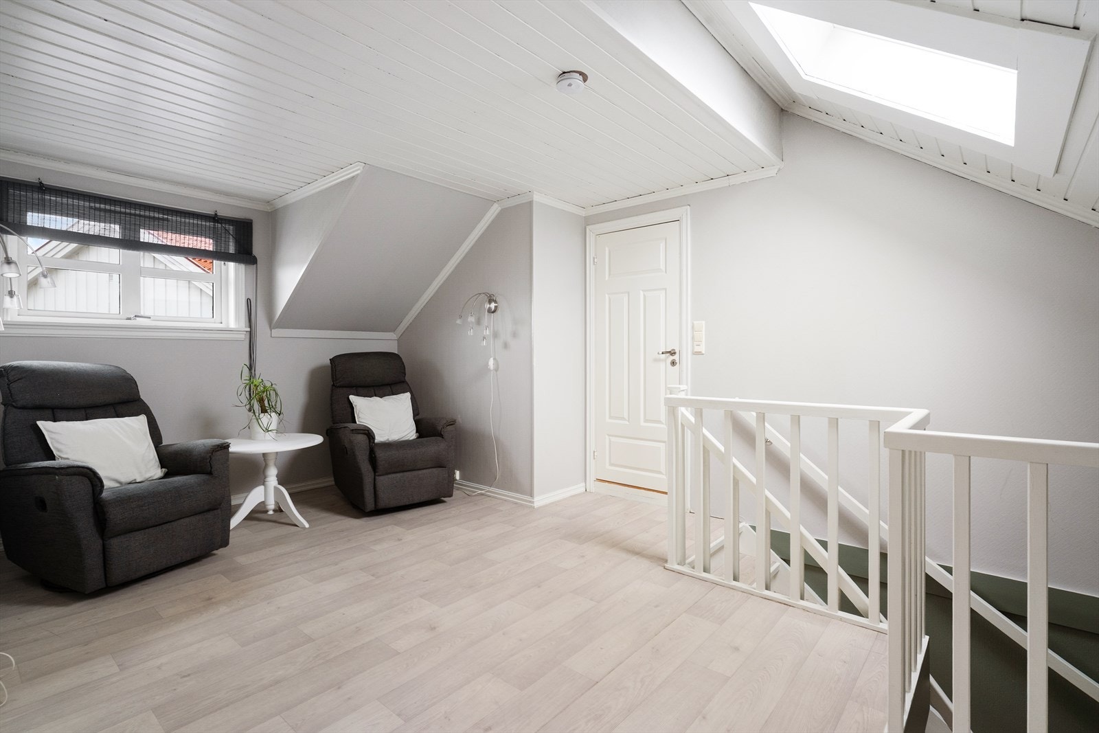 Loftstua har moderne overflater med godt lysinnslipp både fra takvindu og vindu mot vest. Galleribilde