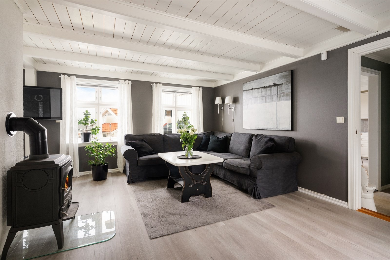 Over stuevinduene mot vest er det montert markise for solskjerming. Galleribilde