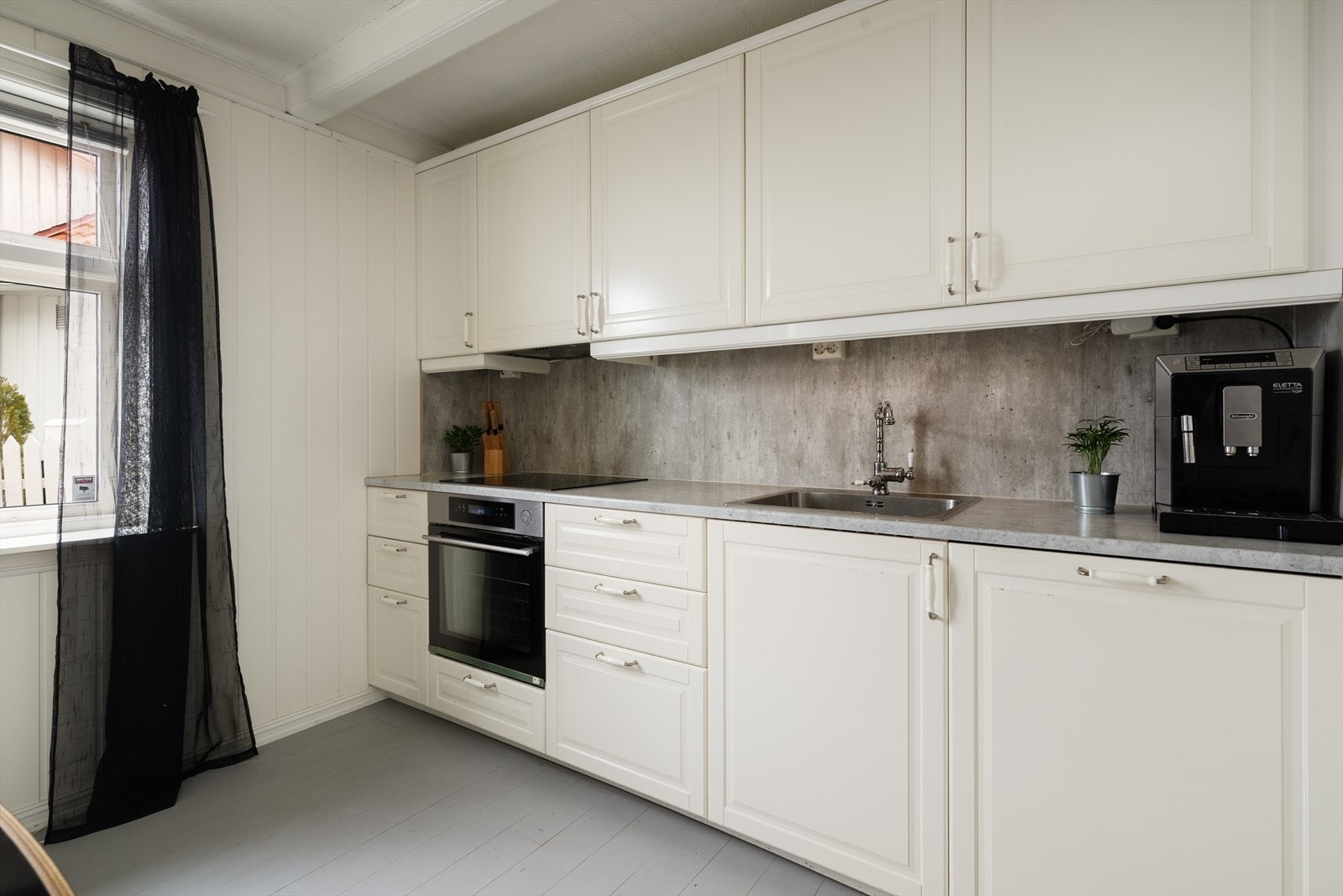 Kjøkkenet har integrert oppvaskmaskin, koketopp og stekeovn, og det er avsatt plass til frittstående side-by-side kjøl/fryseskap. Over kokesonen er det kjøkkenventilator med kullfilter. Galleribilde