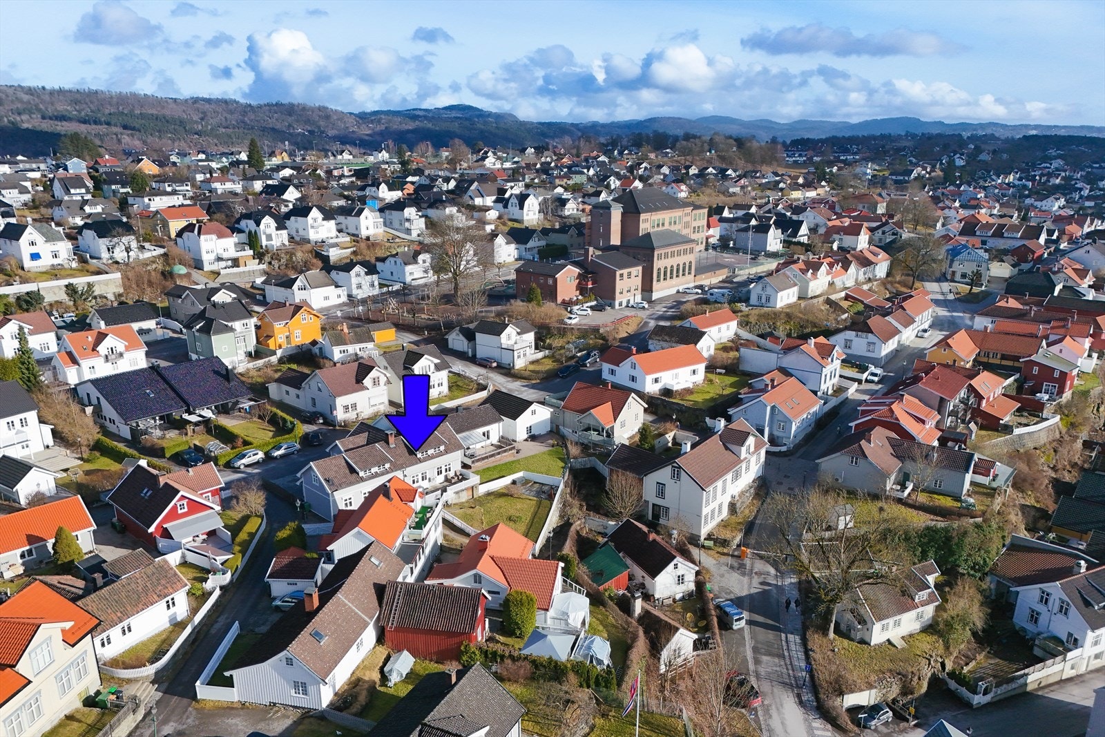 Boligen ligger kun et steinkast fra Bratsbergkleiva barneskole, og det er kort gange til Skauen skole, flere populære barnehager som f.eks. Harmonien og Kapitelberget, Storms idrettsanlegg på Bratsberg Idrettsplass, Skidar og nærbutikker. Galleribilde