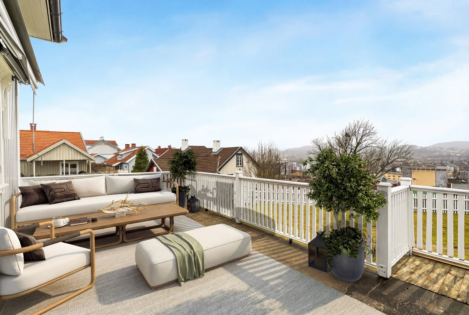 Den vestvendte terrassen har god plass til diverse utemøbler, grill og blomster, og byr på nydelig utsikt ned mot byen. (Digital møblering, kun en illustrasjon) Galleribilde