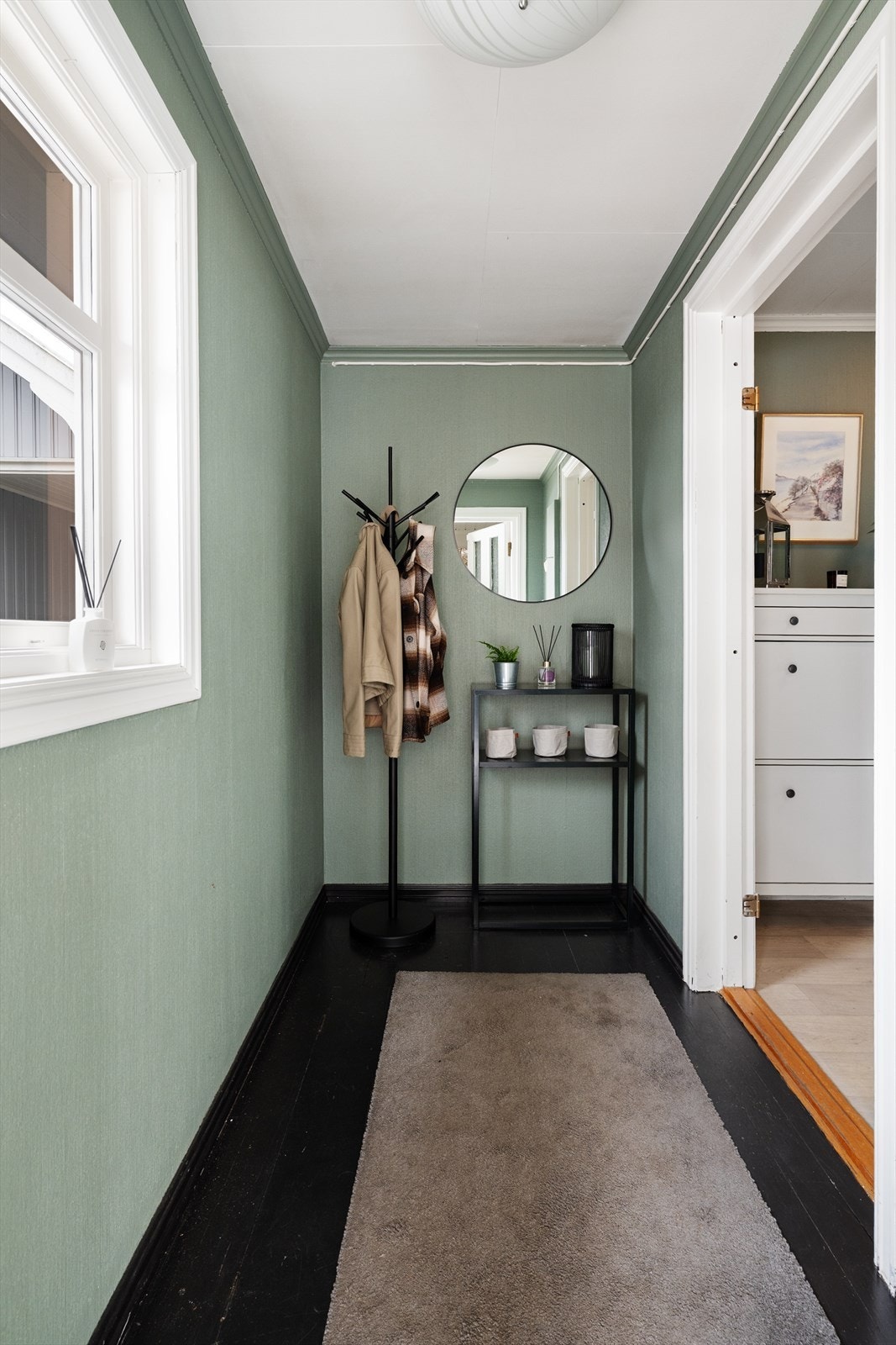 Med adkomst fra det hyggelige inngangspartiet kommer man inn i hovedboligens gangarealer som består av vindfang og trappegang. Galleribilde