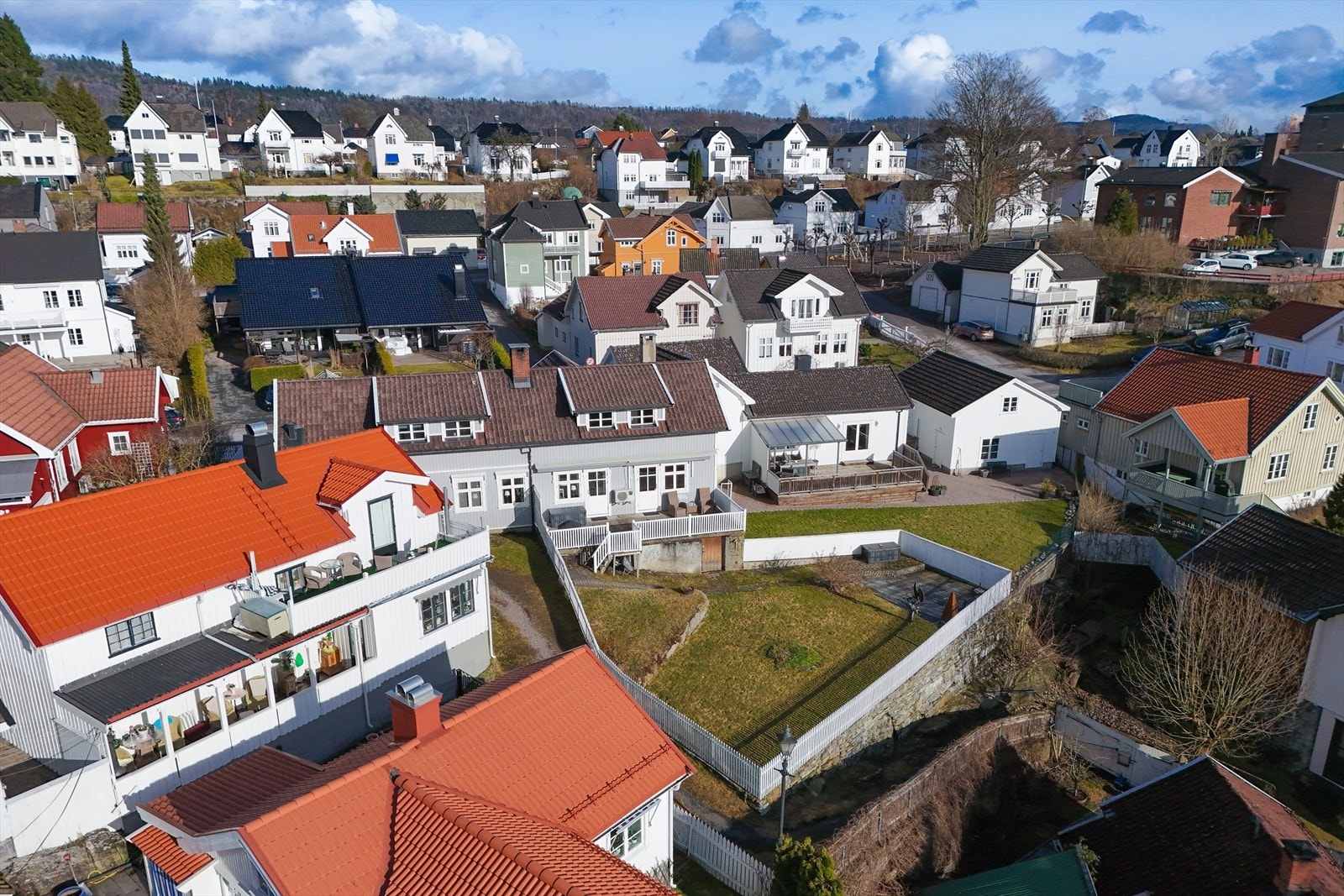 På siden av huset er det en offentlig sti ned til Snipetorp hvor man når byens sentrumsgater via de trivelige, verneverdige gatene i Snipetorp. Galleribilde