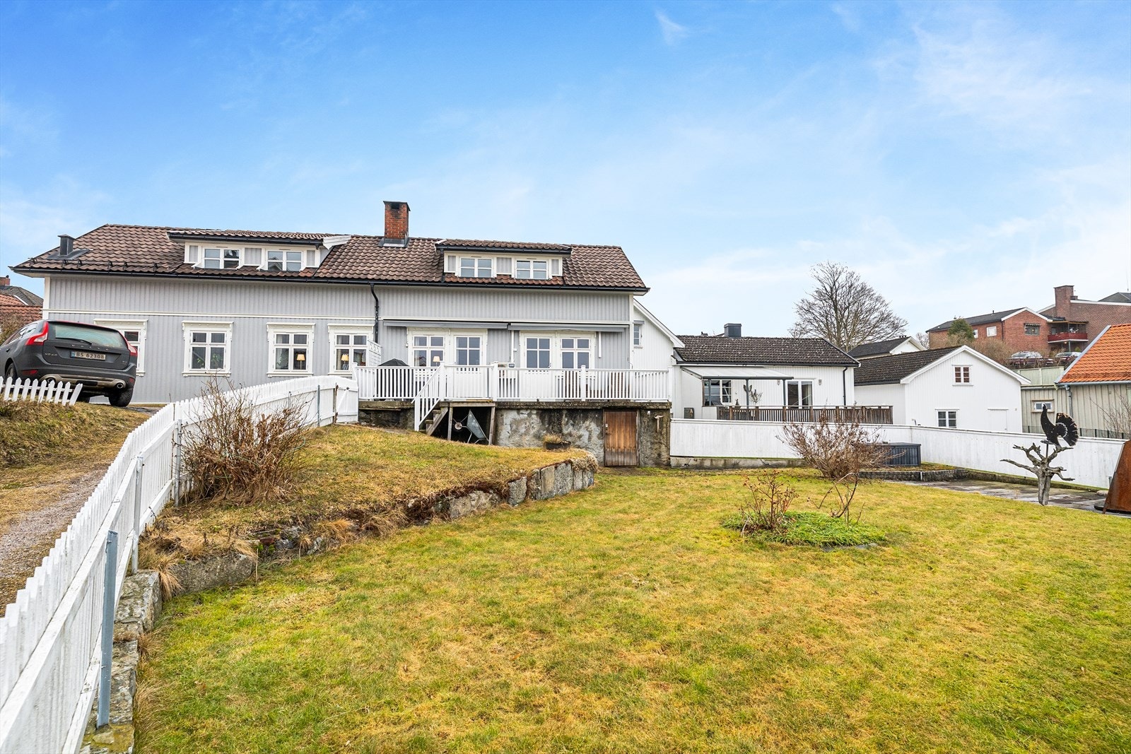 Hagen er pent opparbeidet med plenarealer, forstøtningsmurer i naturstein og prydbusker. Galleribilde