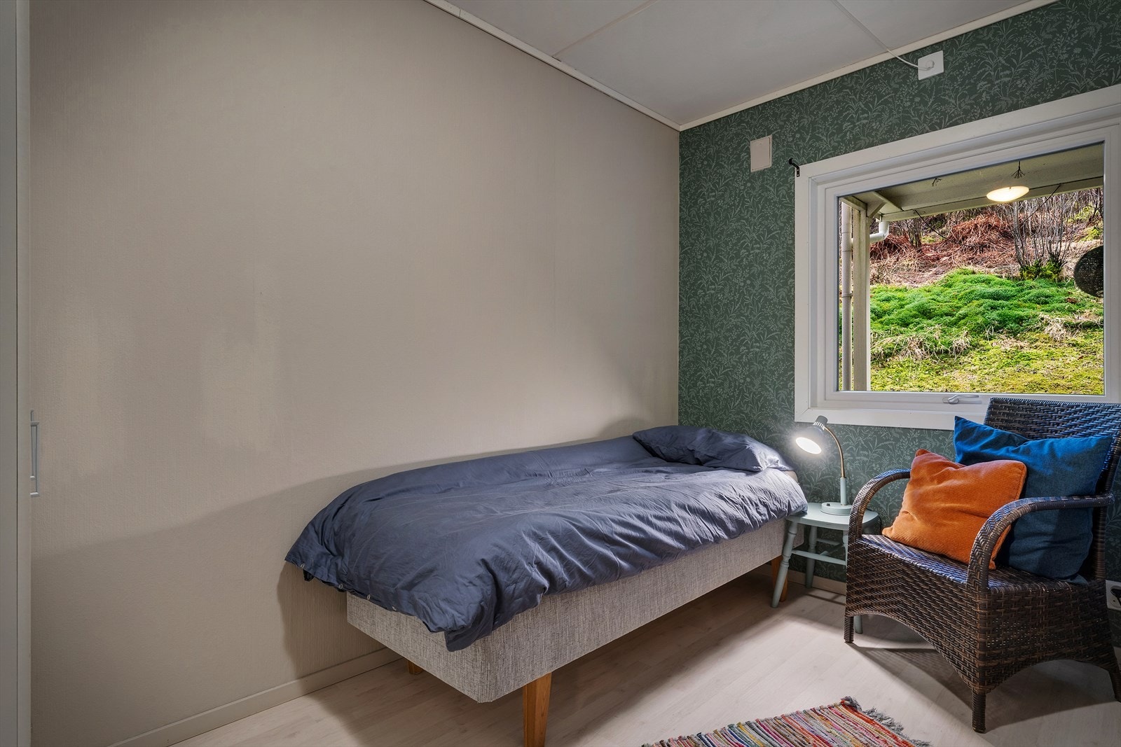 Det andre soverommet er på 6,9 m² og vender mot rolige omgivelser. Galleribilde