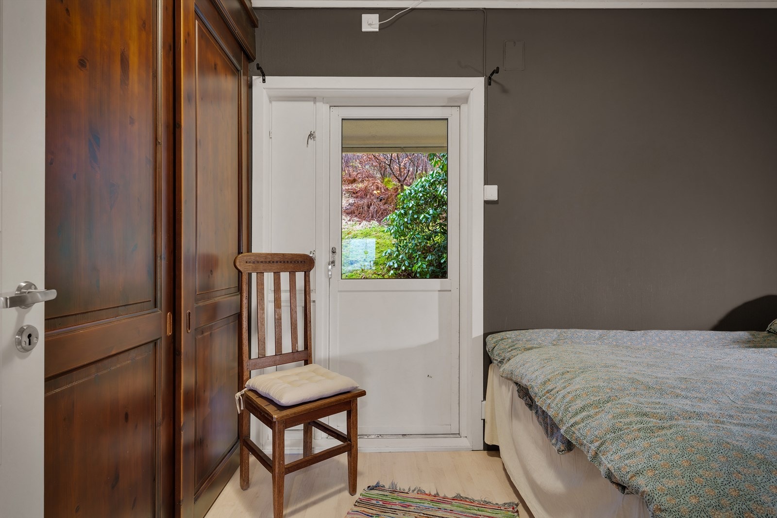 Rommet har god plass til dobbeltseng og garderobeløsning. Galleribilde