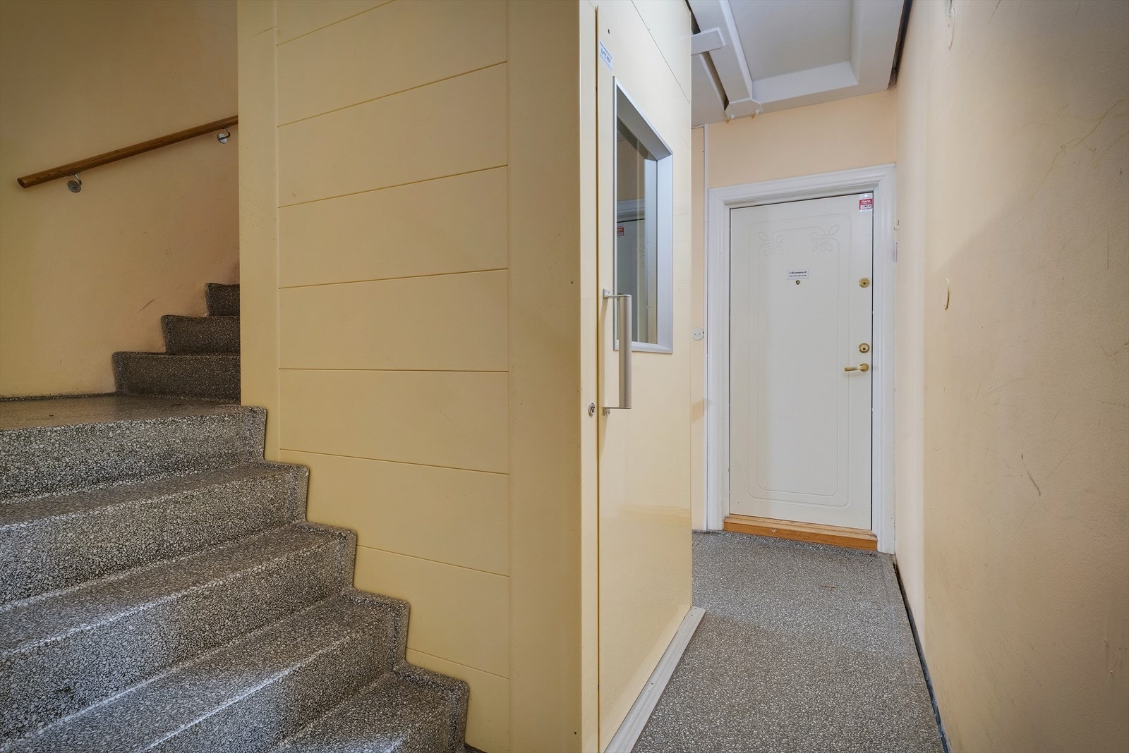 Leiligheten ligger i en høy 1. etasje, med enkel adkomst. Galleribilde