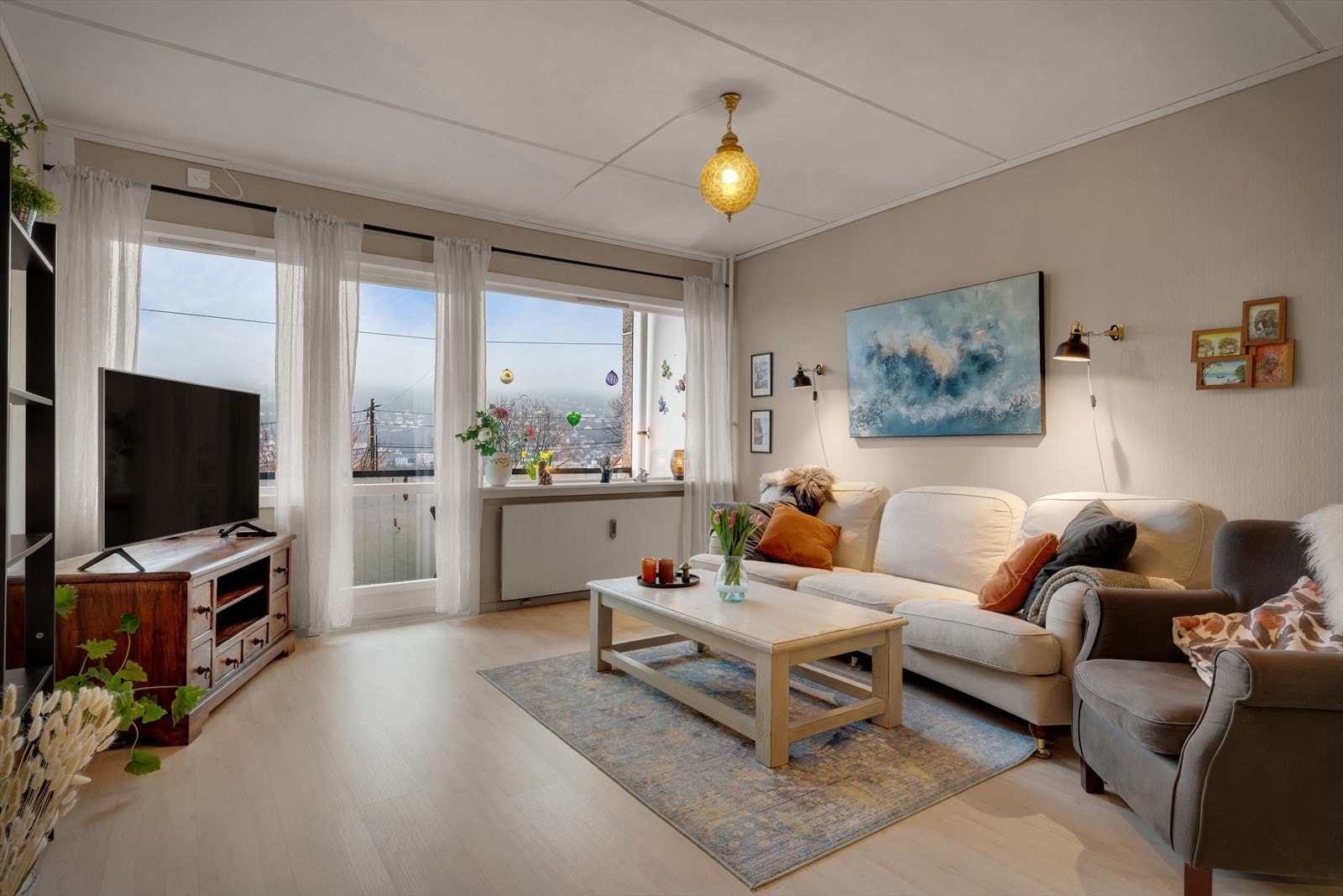 Takhøyden i stuen er målt til 2,53 meter, som bidrar til en luftig atmosfære. Galleribilde